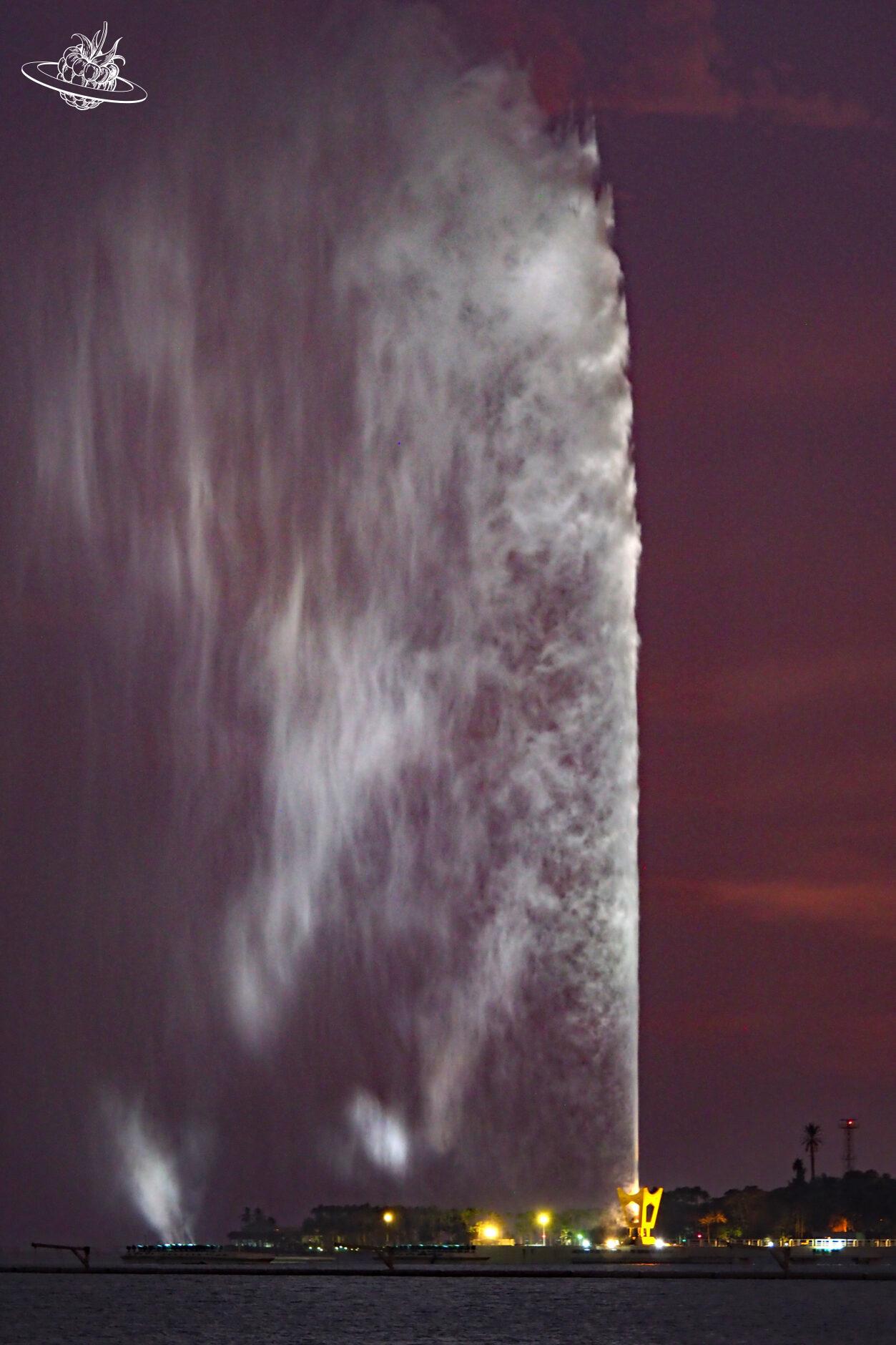 sehr hoher künstlicher Wasserspeier