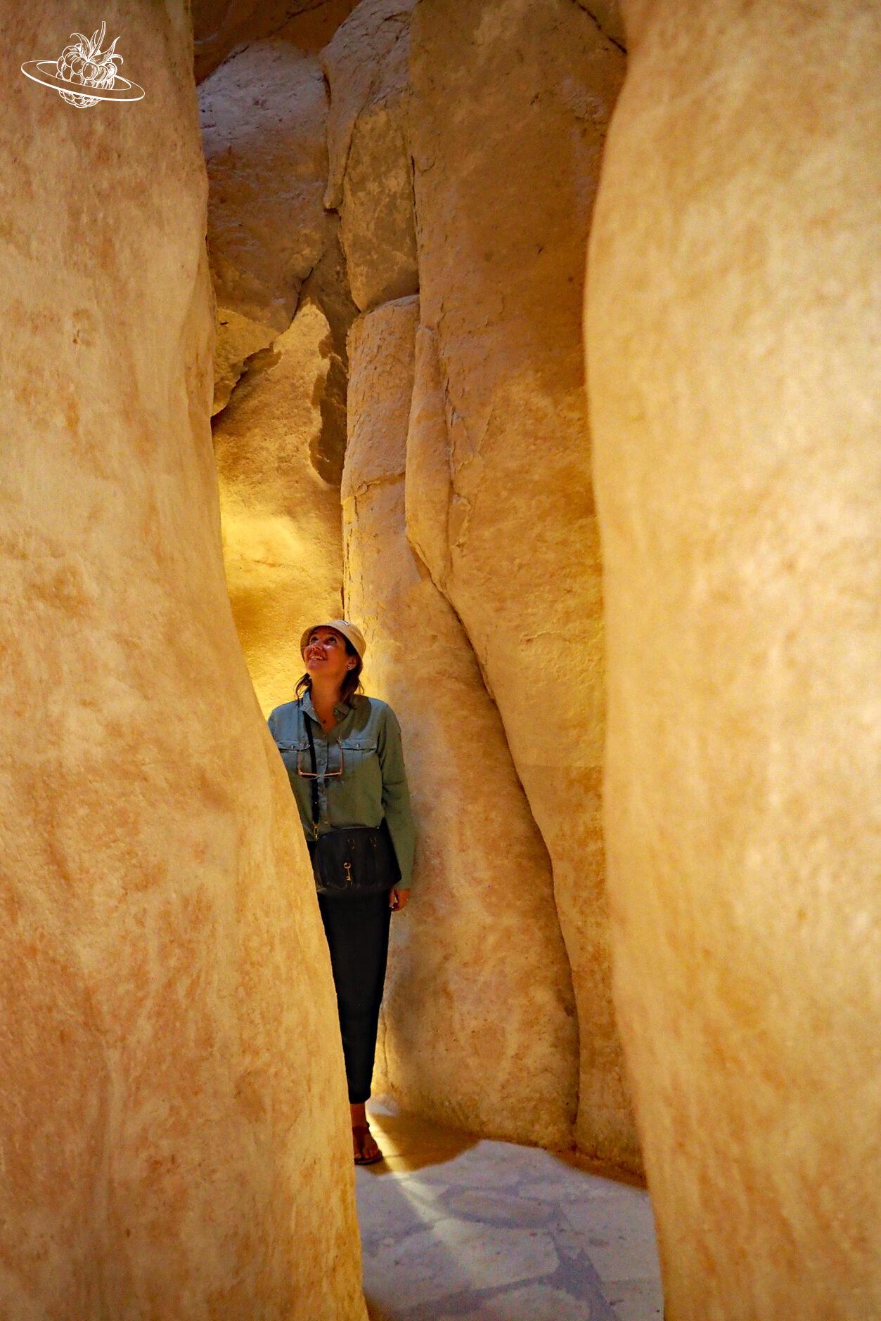 Frau in der Höhle