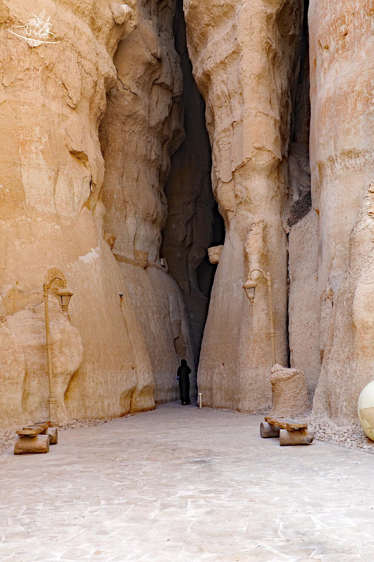 Saudische Frau läuft in die Höhlen