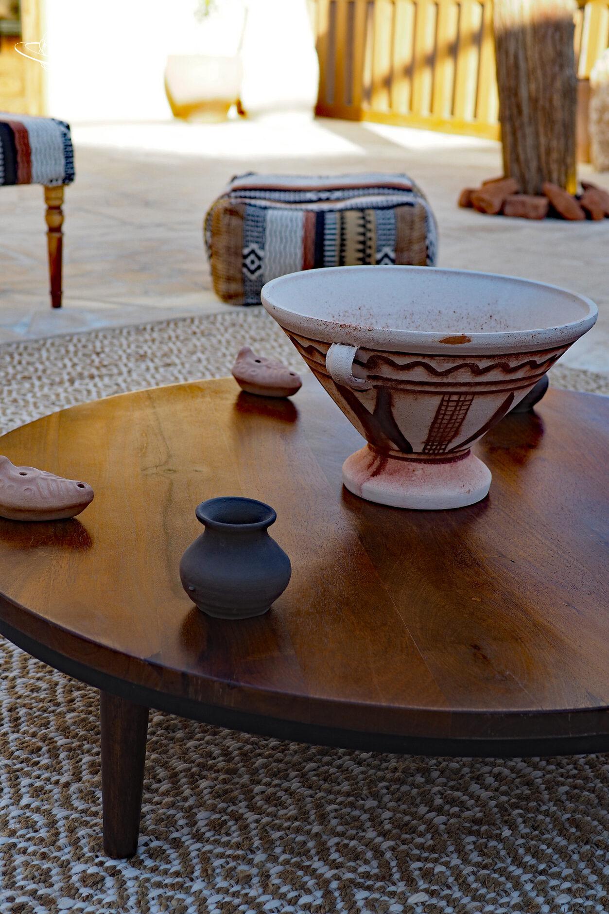 arabische Vasen und Kelche auf Tisch