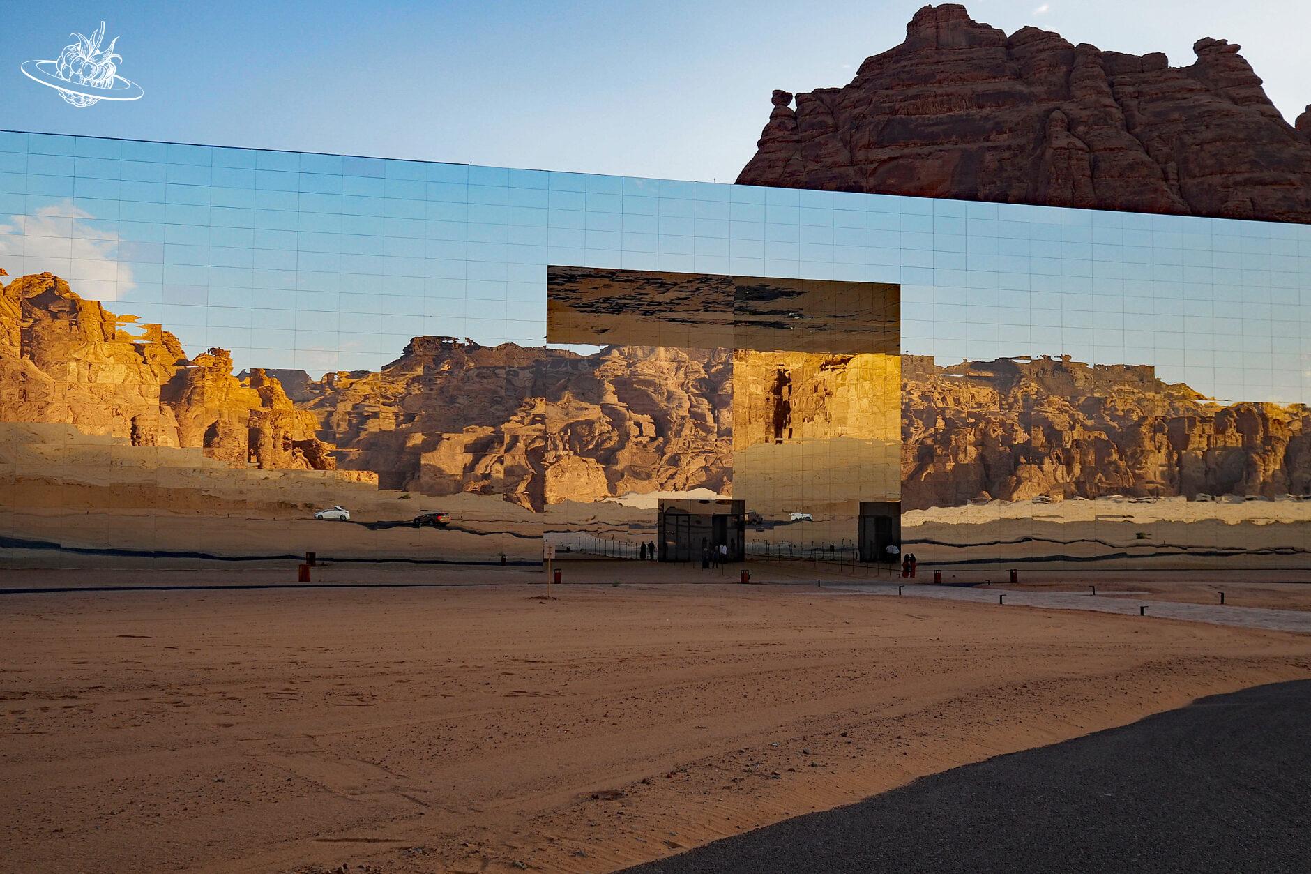 Glaswand, welche die Wüste spiegelt