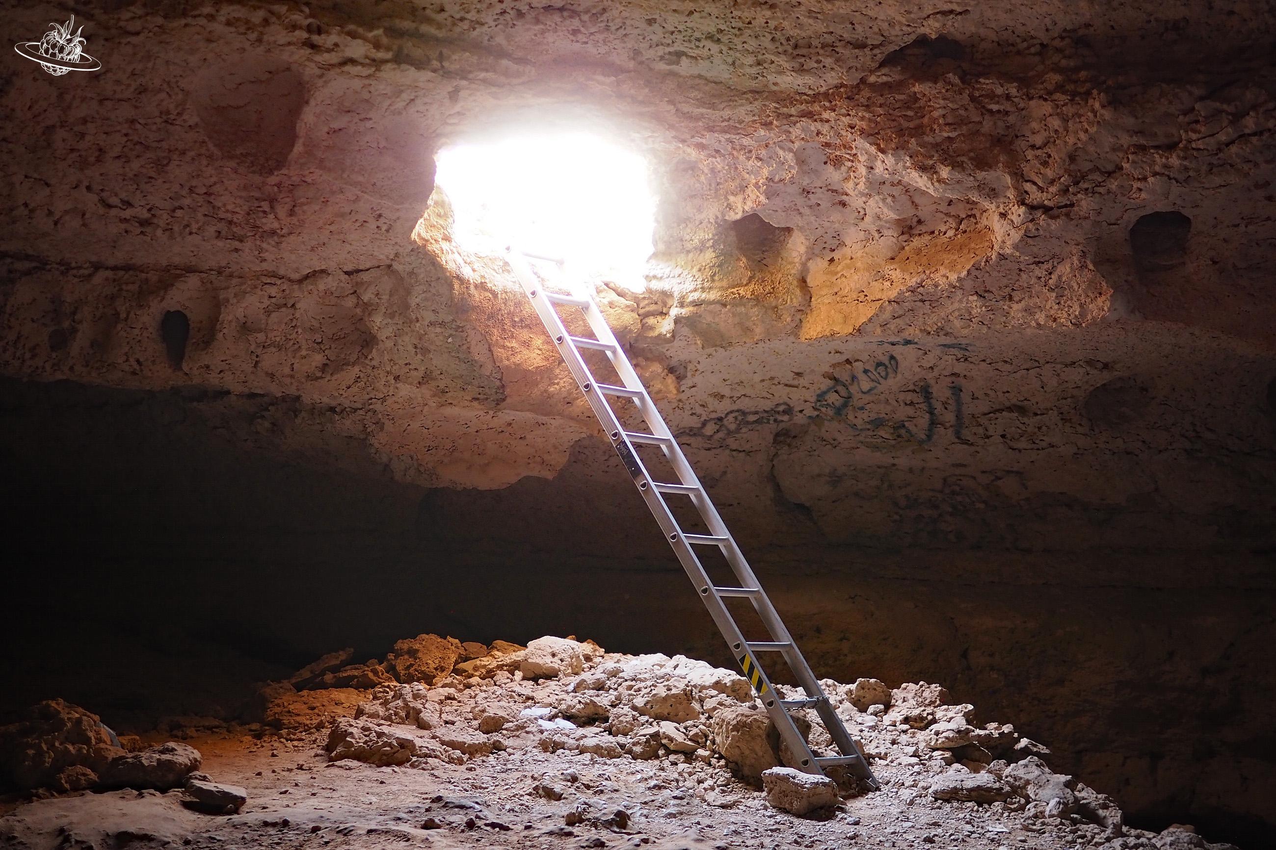 Loch in der Wüste mit einer Leiter