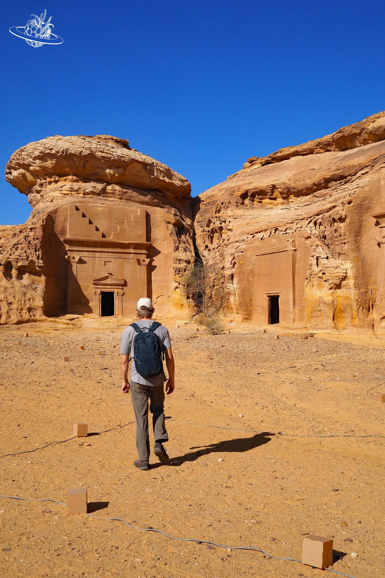 Mann vor Grabstätte