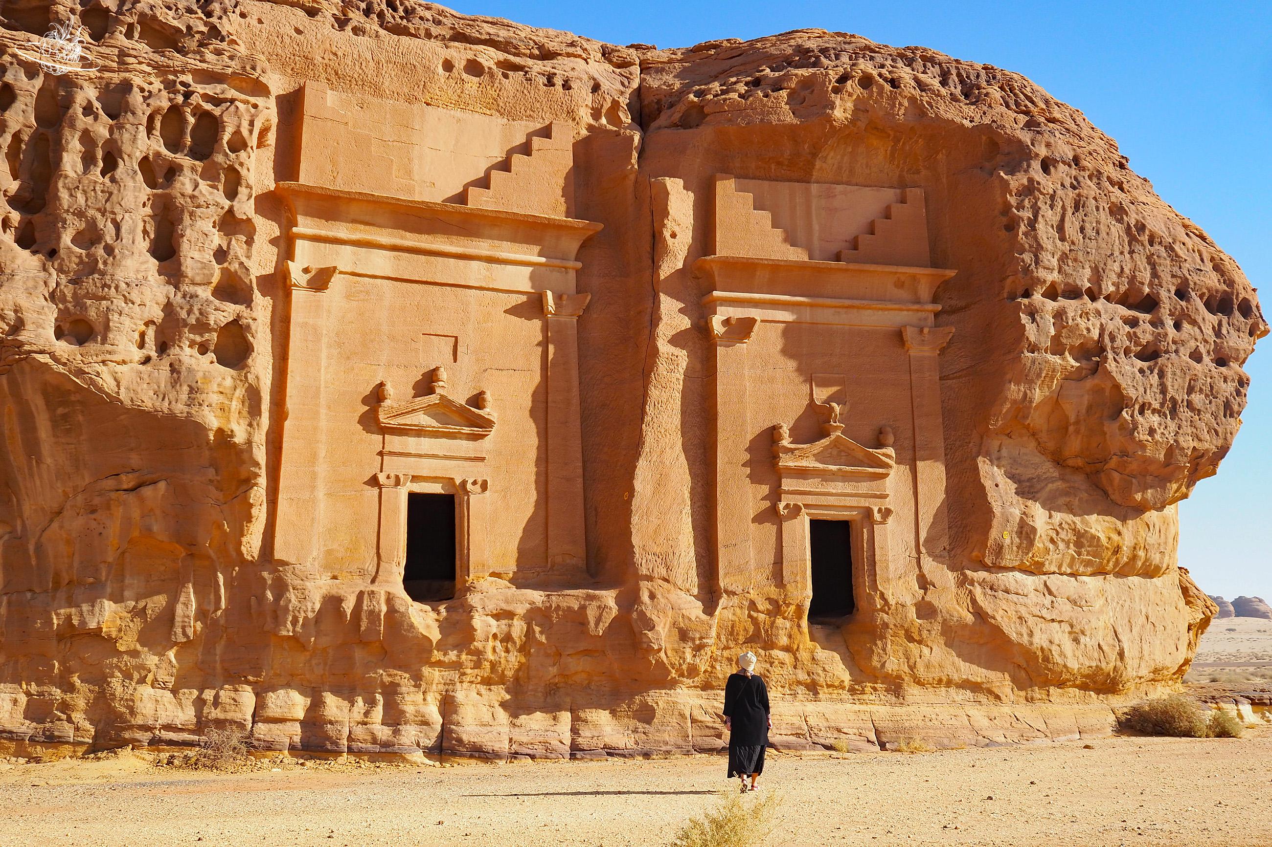 Frau vor Doppel-Grabstätte