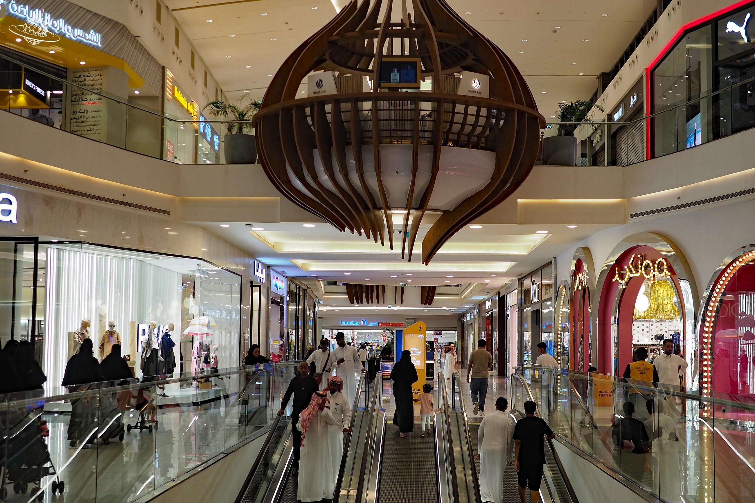 Saudis in einem einkaufsgebäude