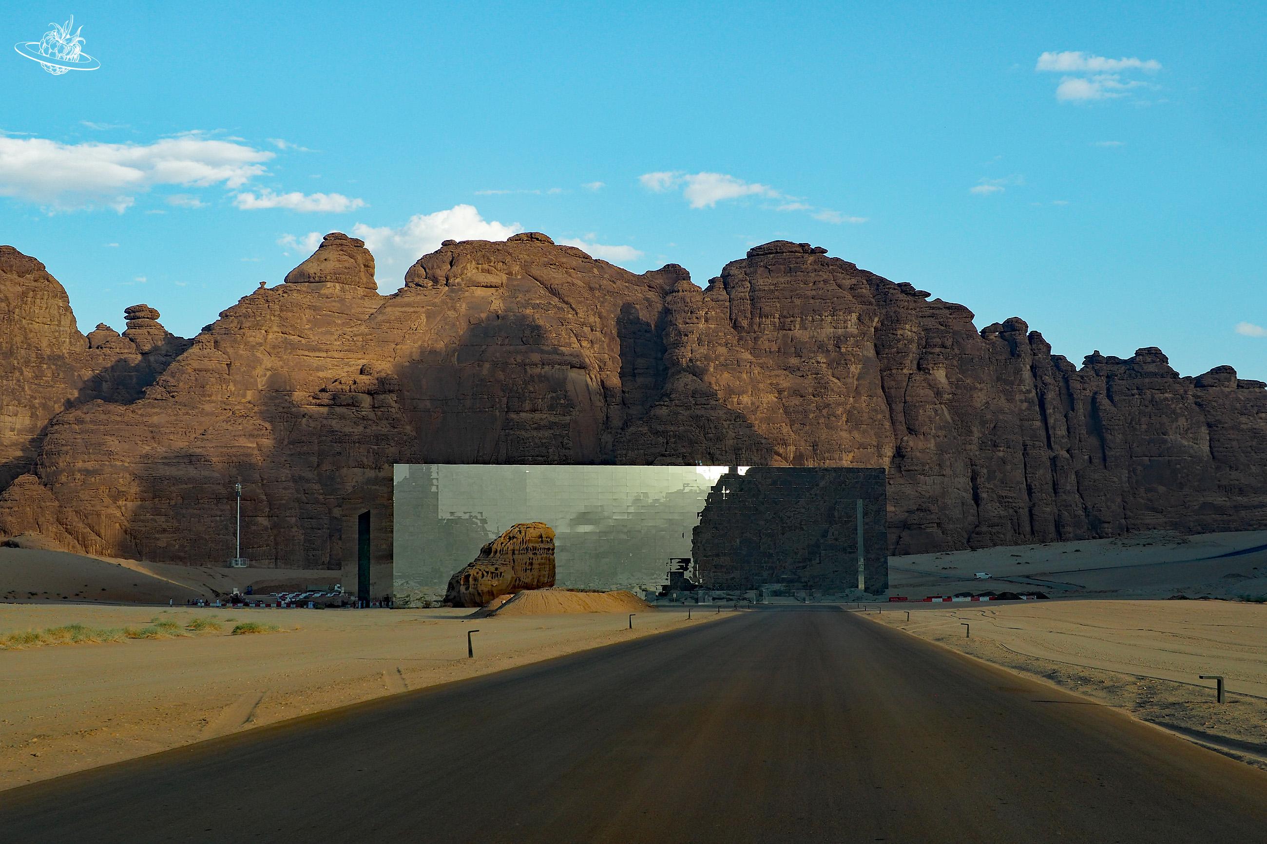 Glaswand welche inmitten der Wüste steht