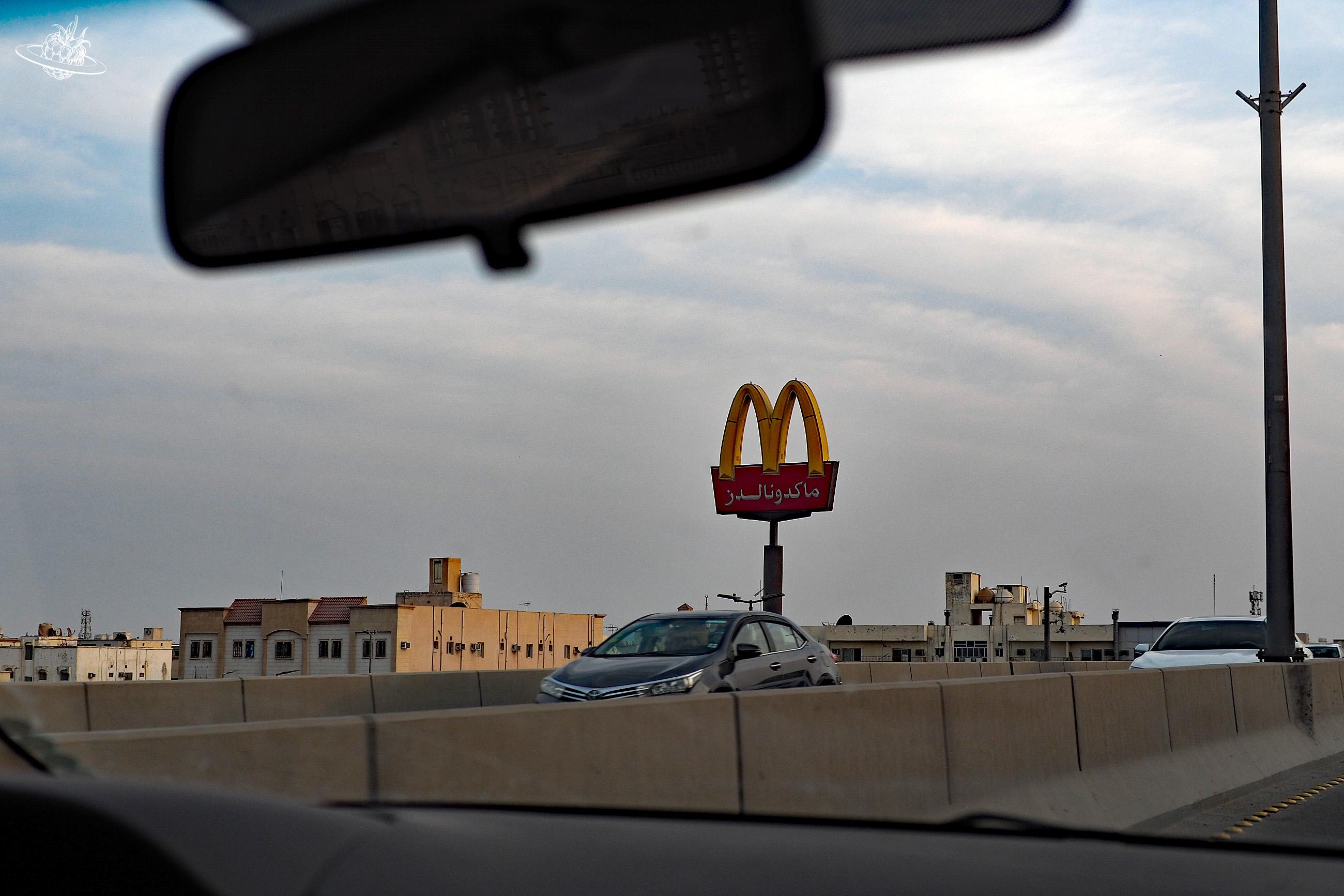 Das Logo von McDonald entlang der Strasse