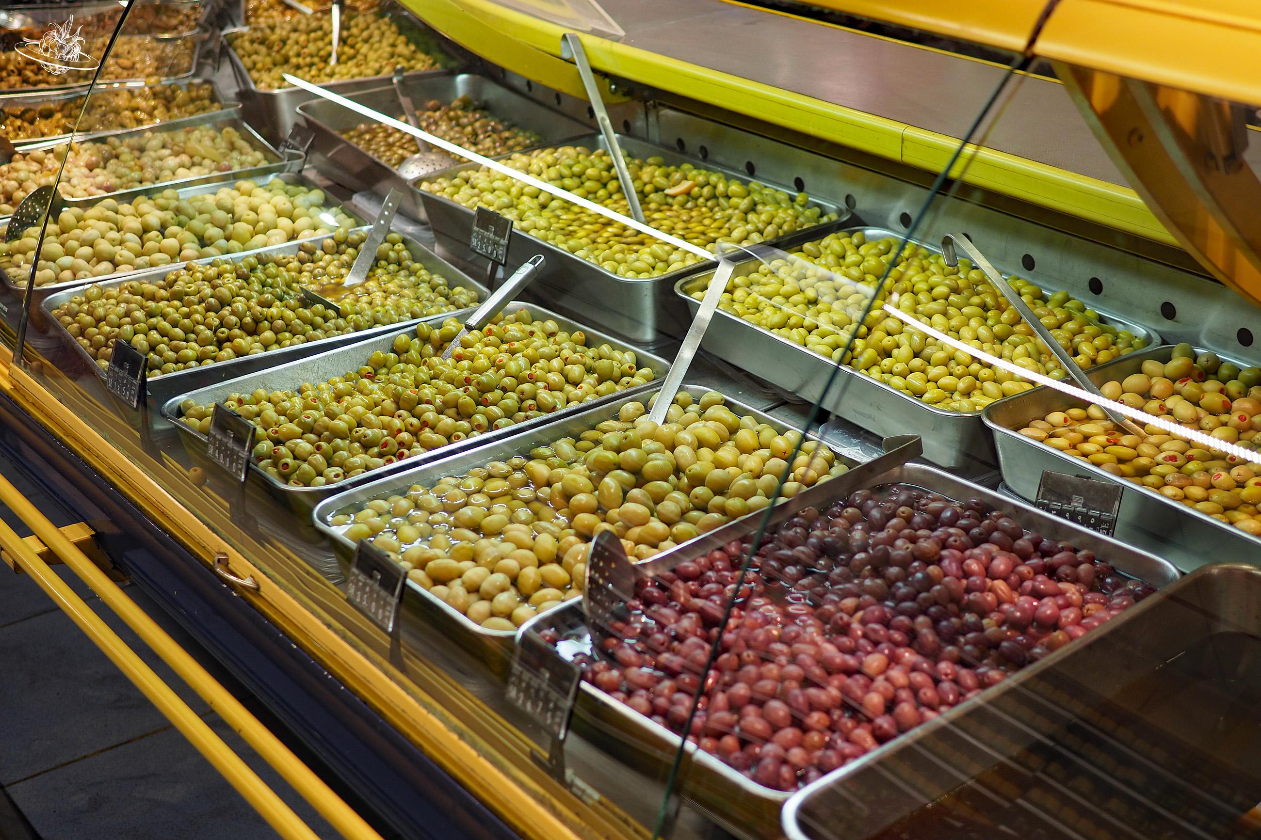 14 verschiedene Oliven im Supermarkt