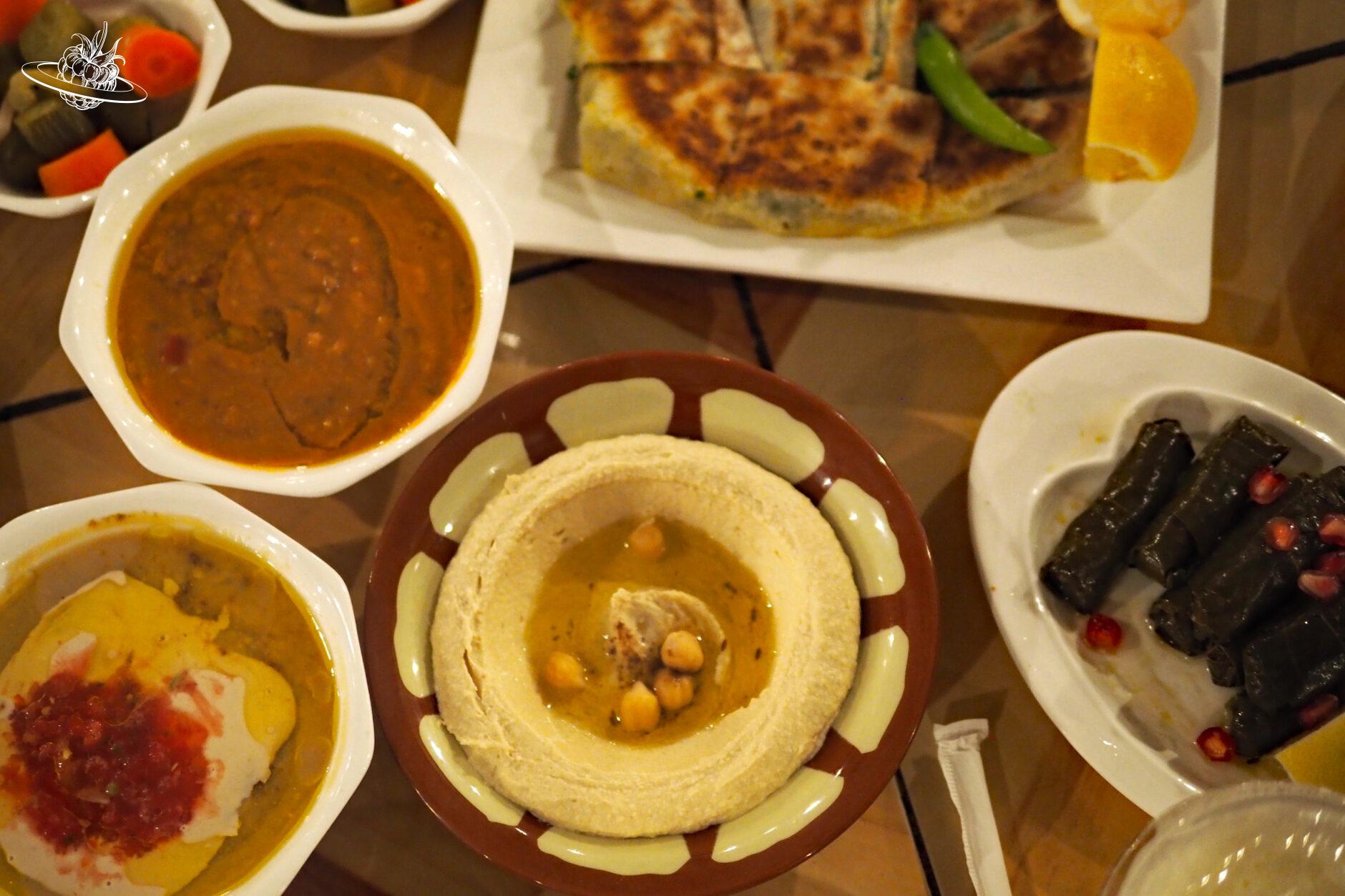 Arabisches Essen mit Dips und einer Art Omelette und Weinblättersushi