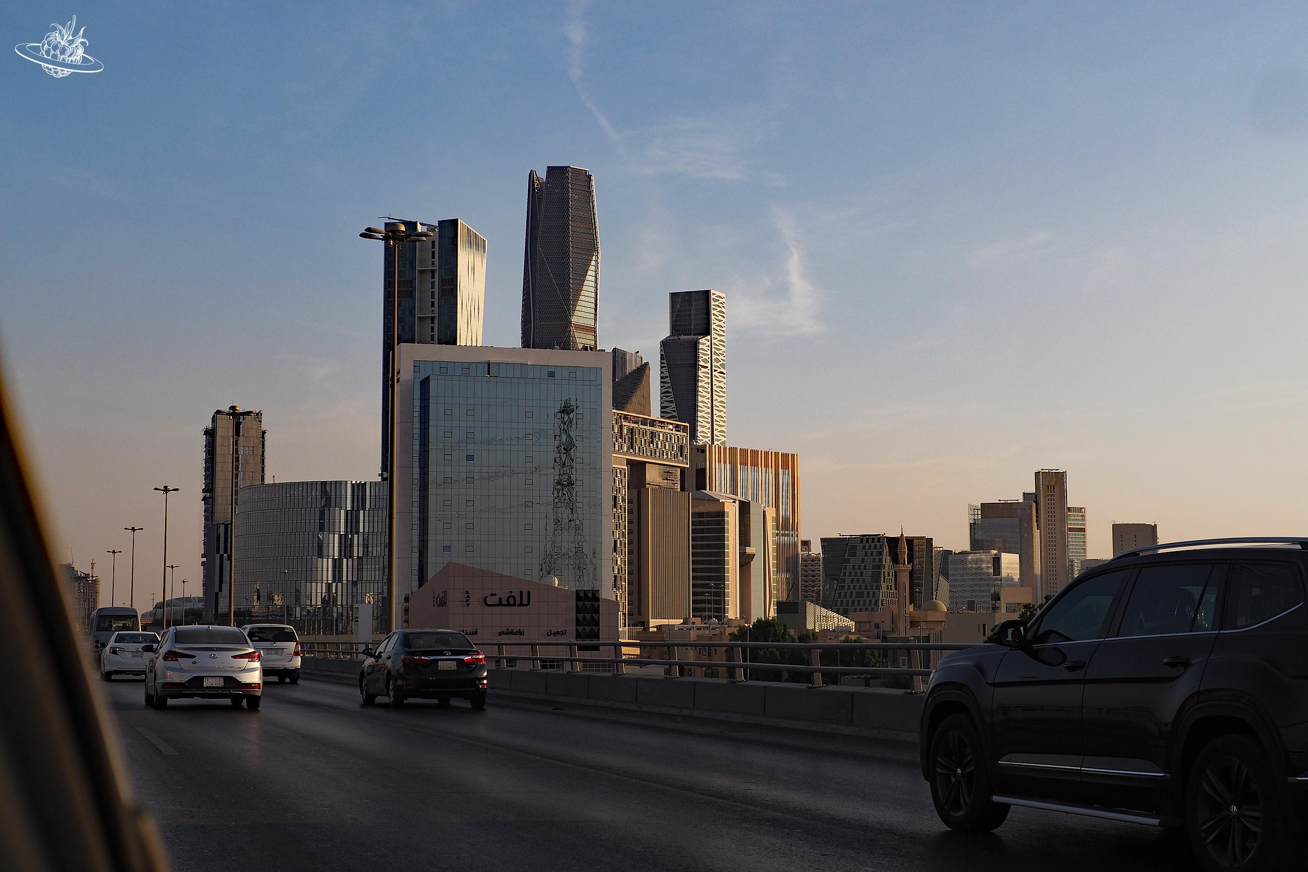 Blick von der Strasse auf die Skyline von einer Grossstadt