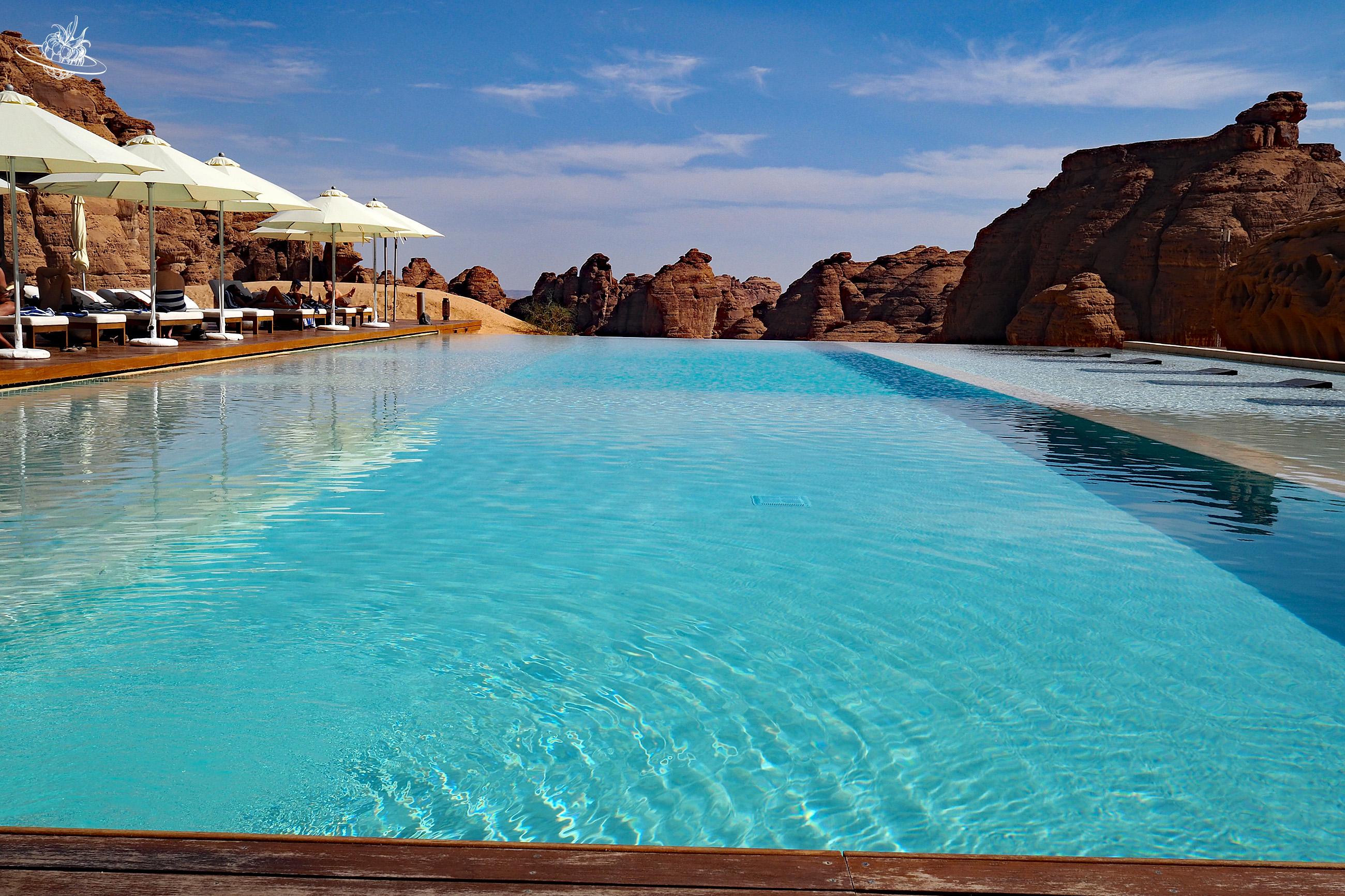 schwimmbad hotel in der wüste