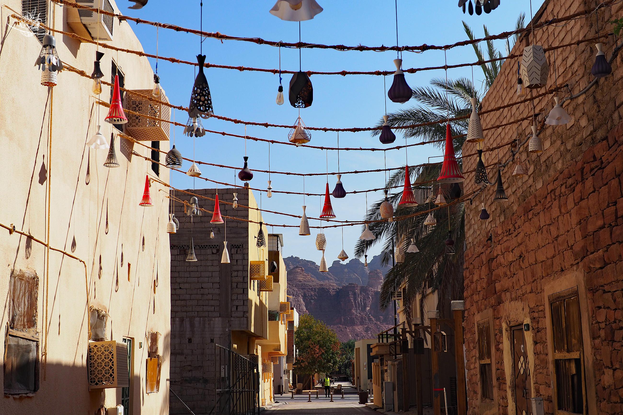 schön dekorierte strassen in der stadt al ula
