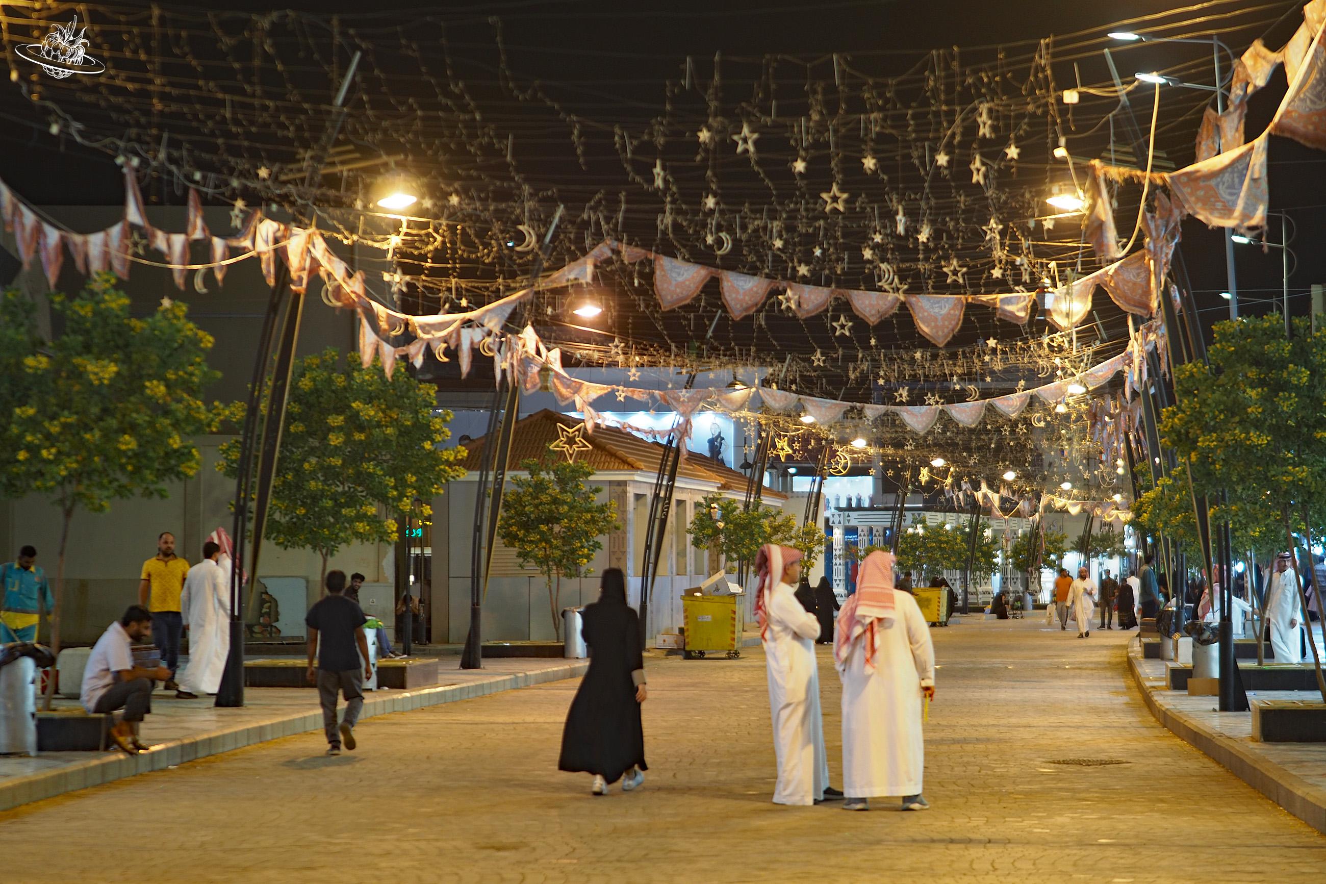 Typisch gekleidete Frauen und Männer in Saudi Arabien