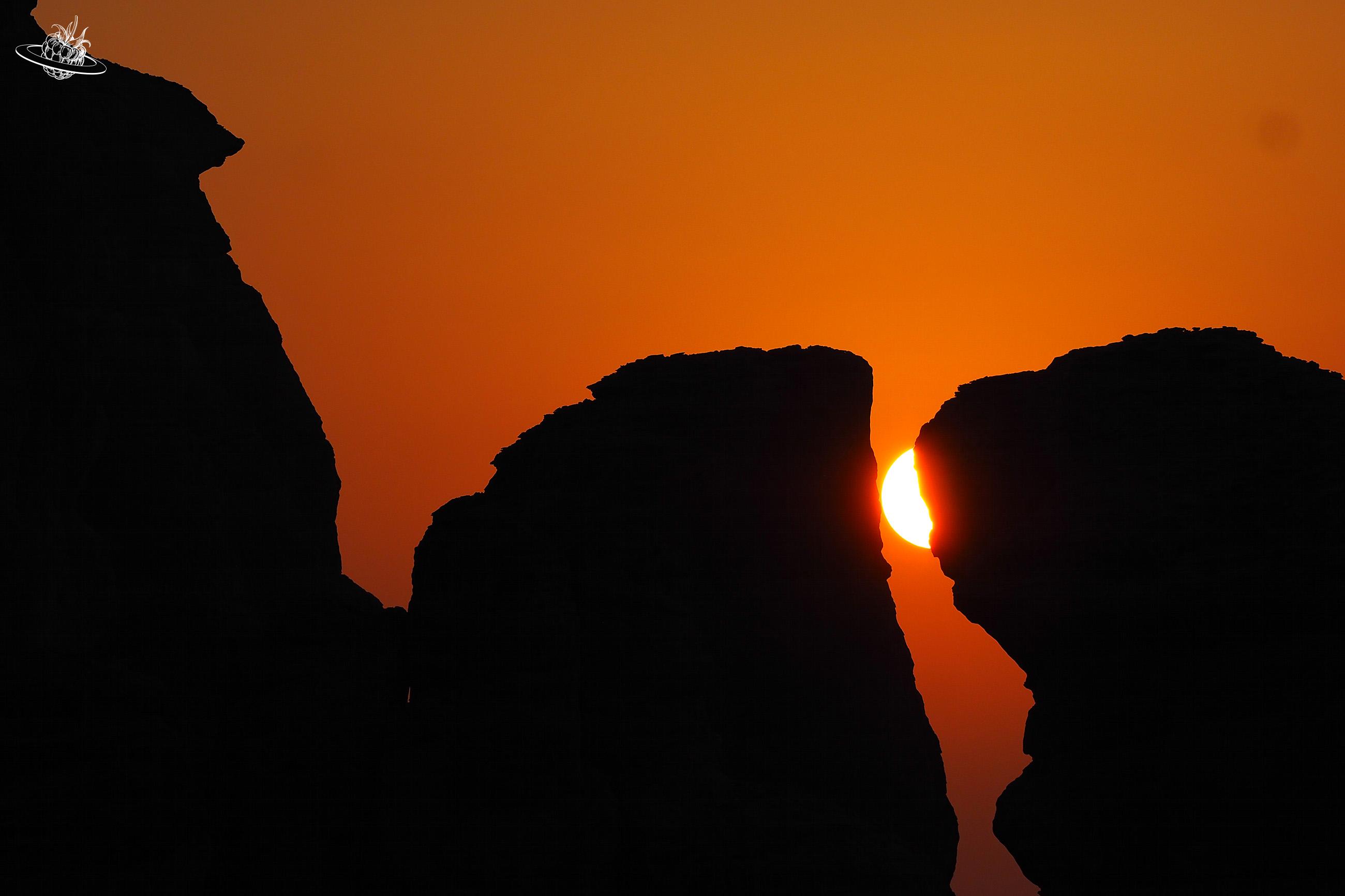 Sonne kommt hinter Fels heraus