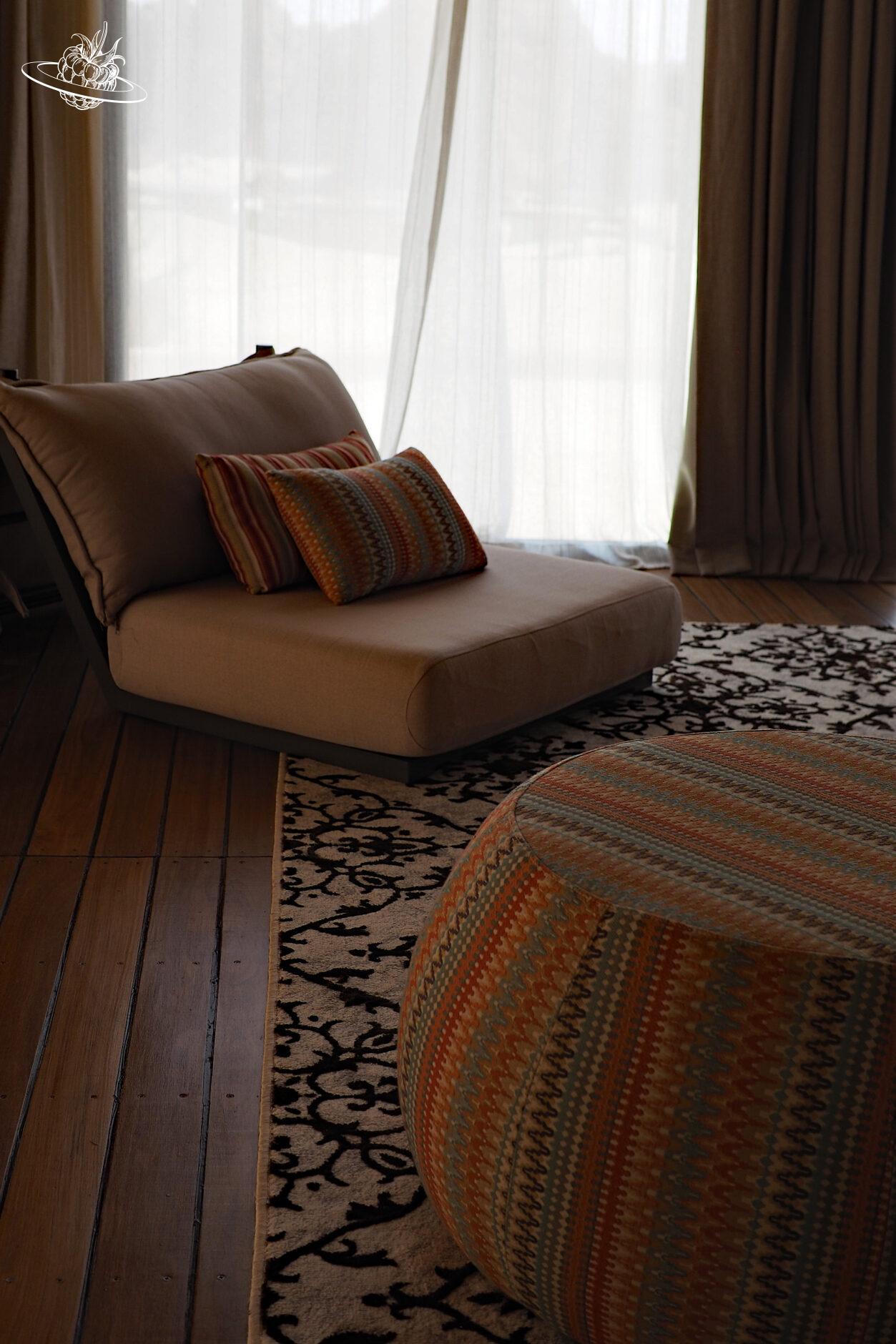 Sitzmöbel auf dem Boden im Hotelzimmer