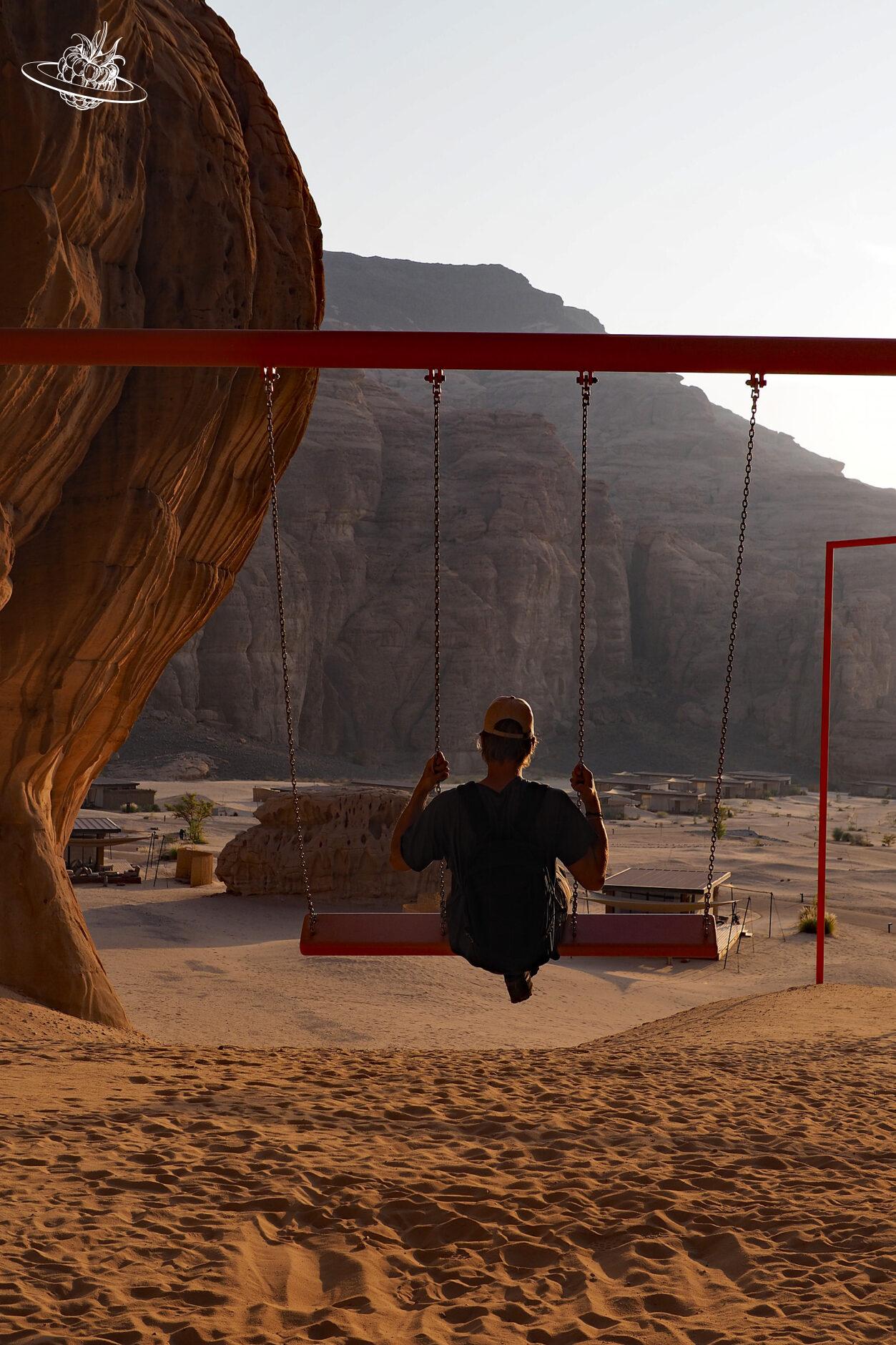 Mann auf Schaukel in der Wüste