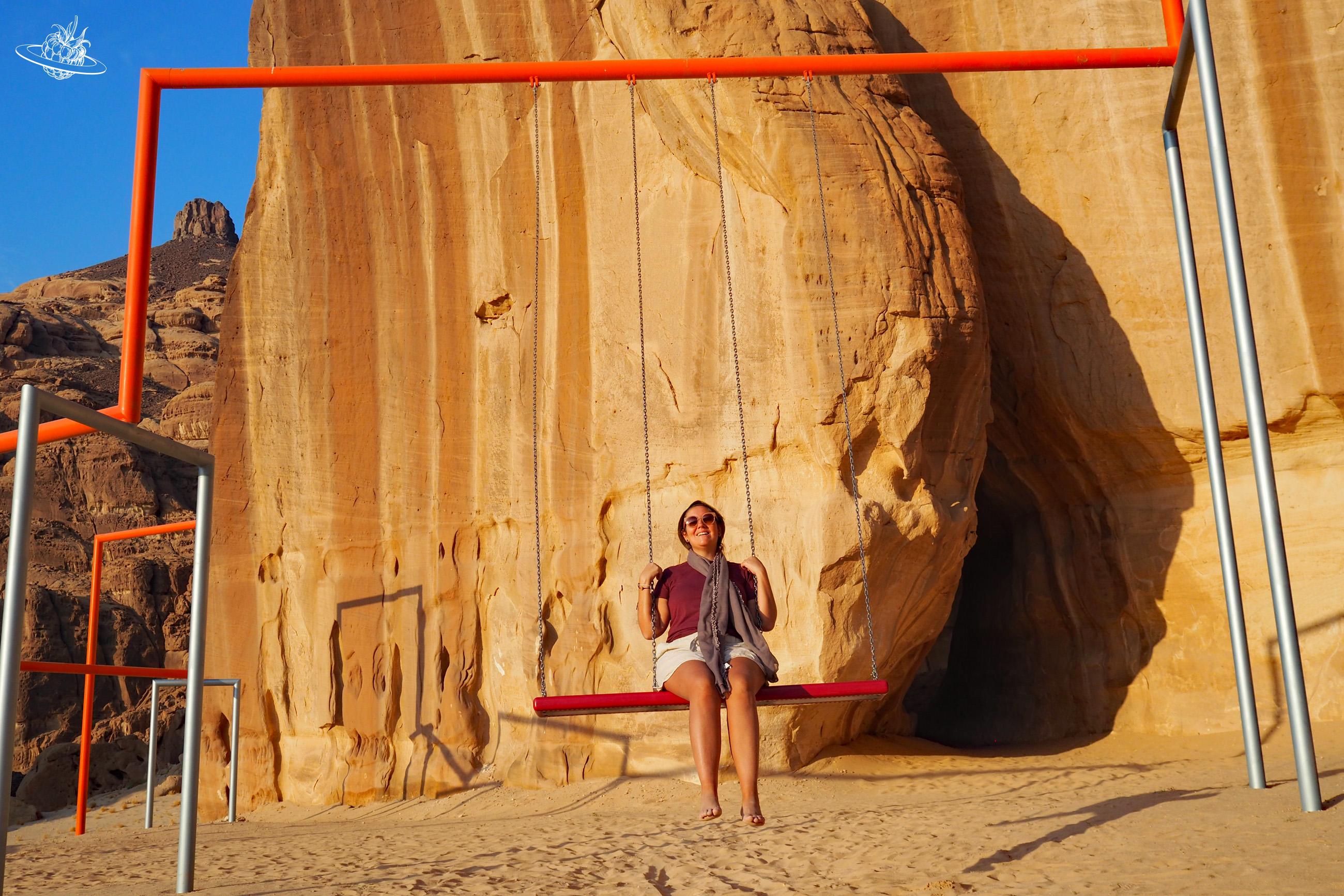 Frau auf Schaukel in der Wüste