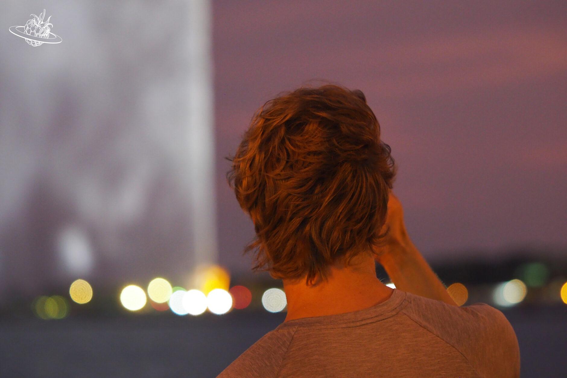 Mann fotografiert Wasserspeier