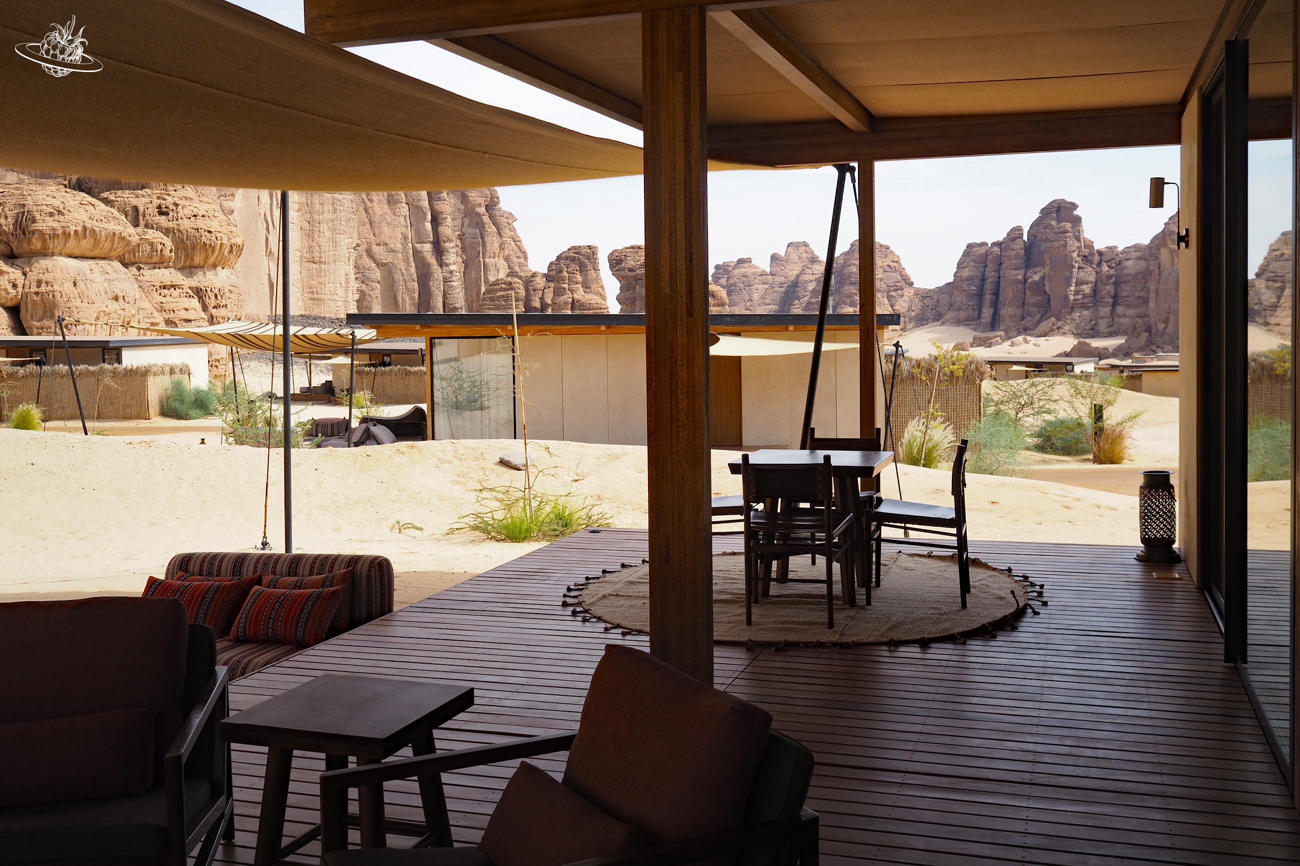 Terrasse mit Felsformationen im Hintergrund