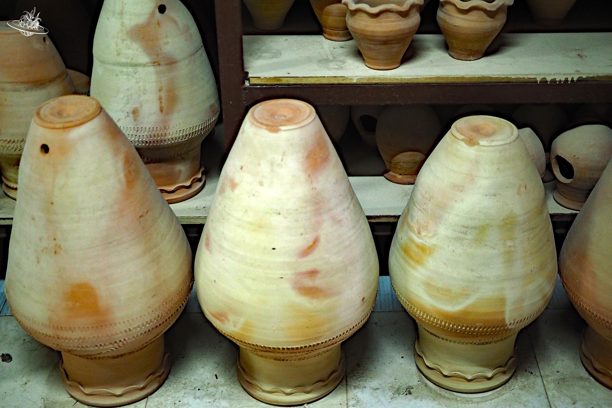 Vasen und Wasserkruege aus Lehm und ton