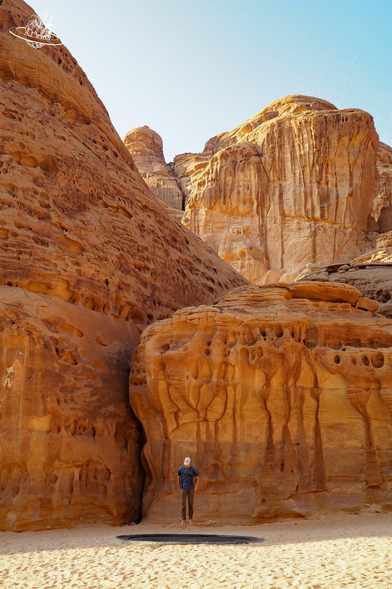 Mann auf Trampolin in der Wüste von Saudi Arabien