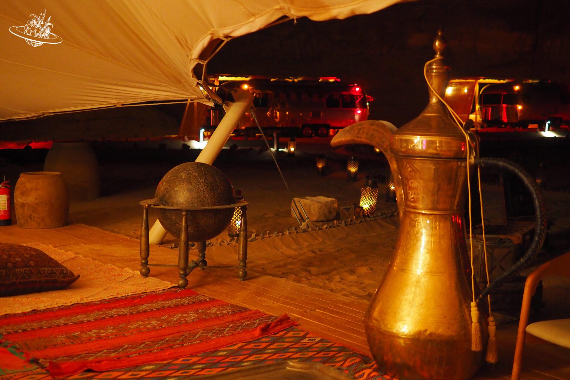 Übergrosser Teekrug auf Teppich