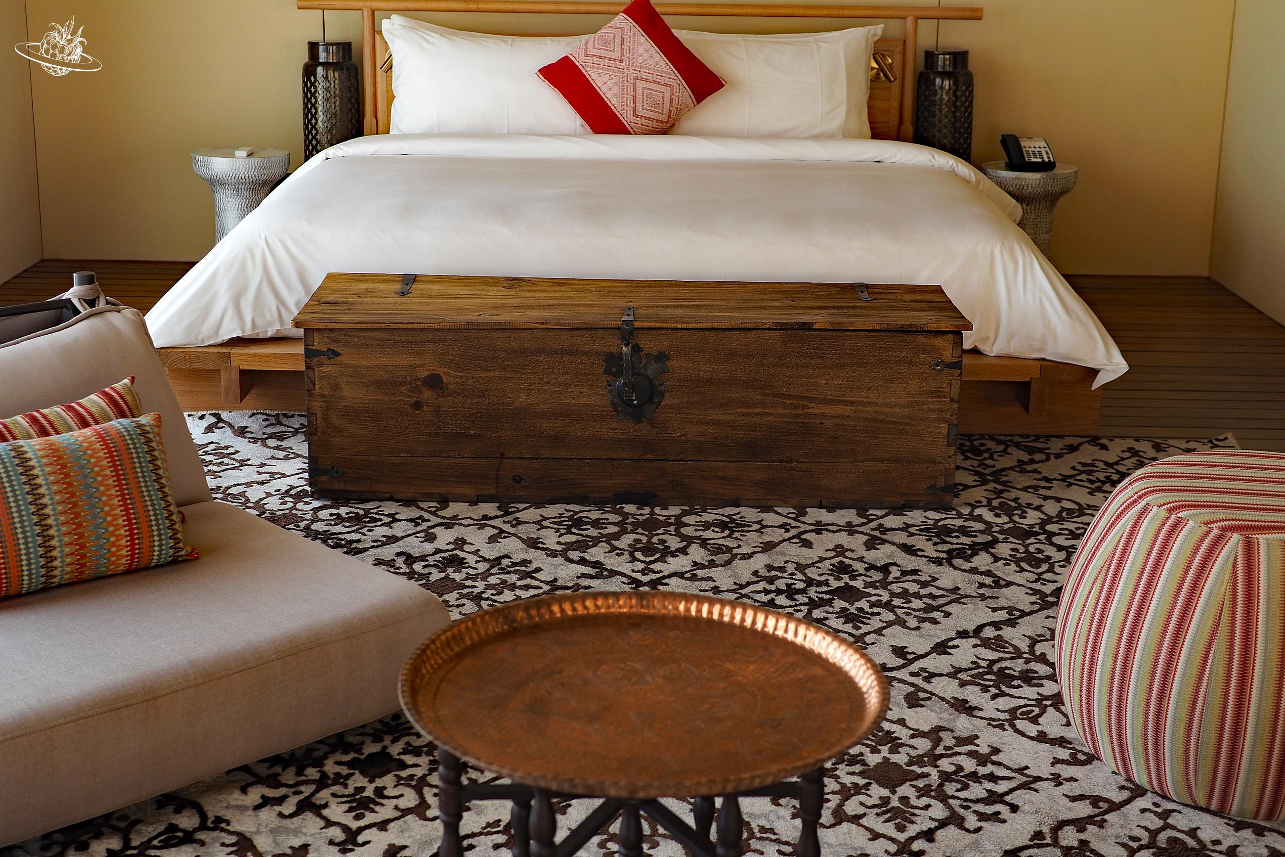 Bett und Sitzgelegenheiten im Hotelzimmer