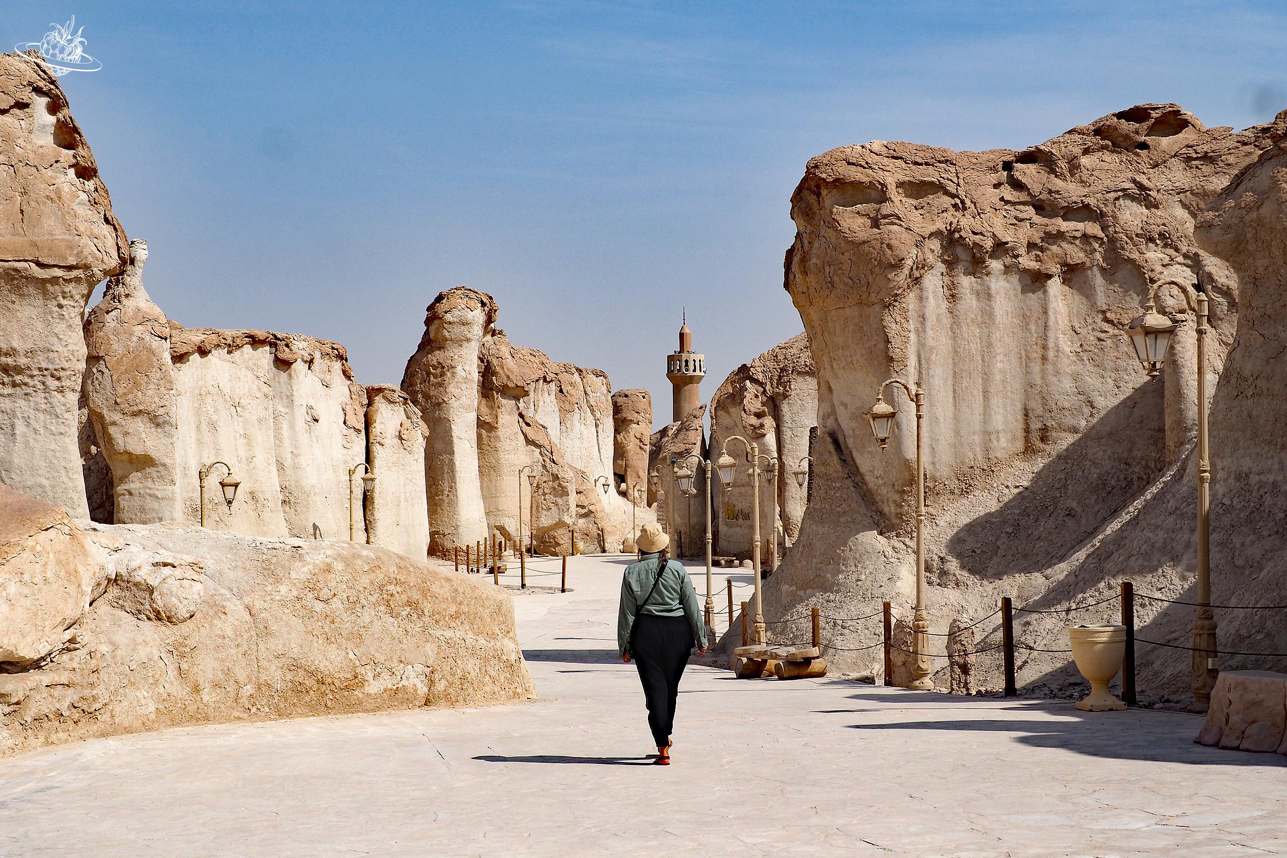 Frau in Felsformation-Landschaft