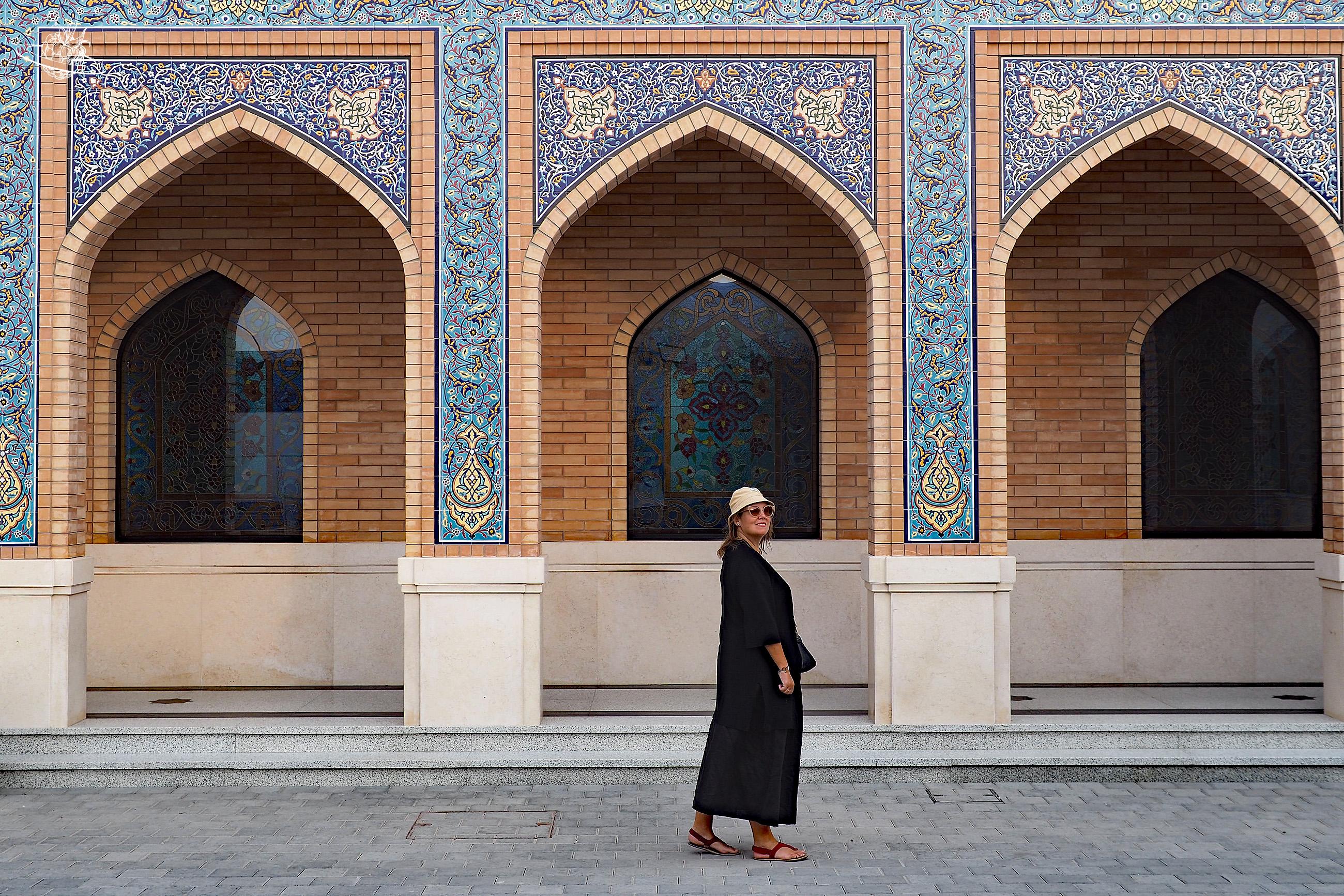 Frau vor Moschee