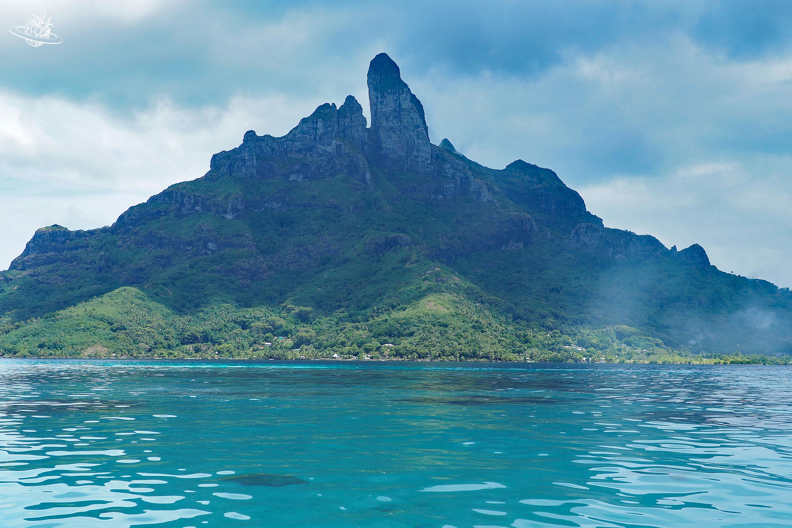 Markante Bergspitze umgeben von türkisblauem Wasser