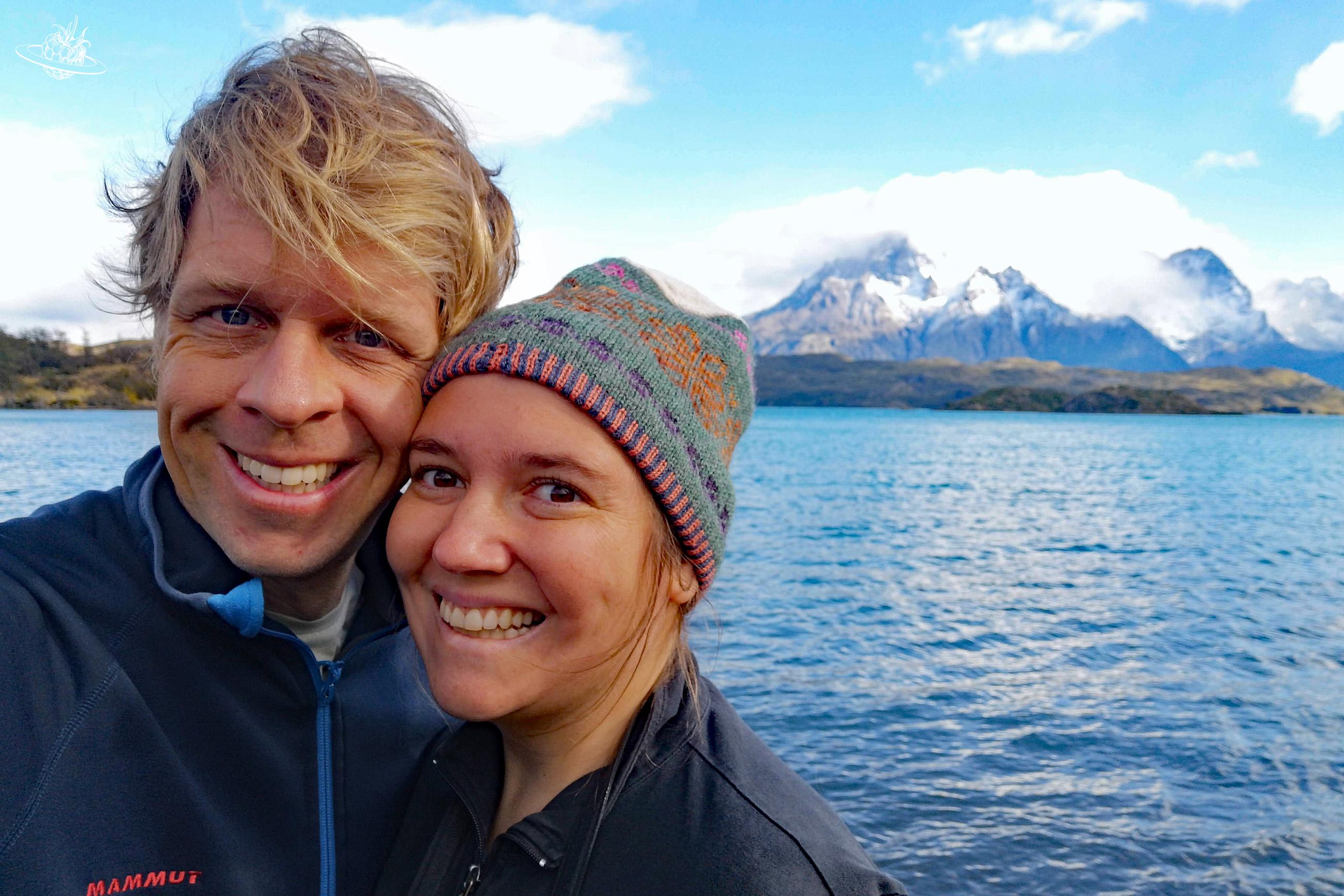 Glückliches Paar in vor dem See