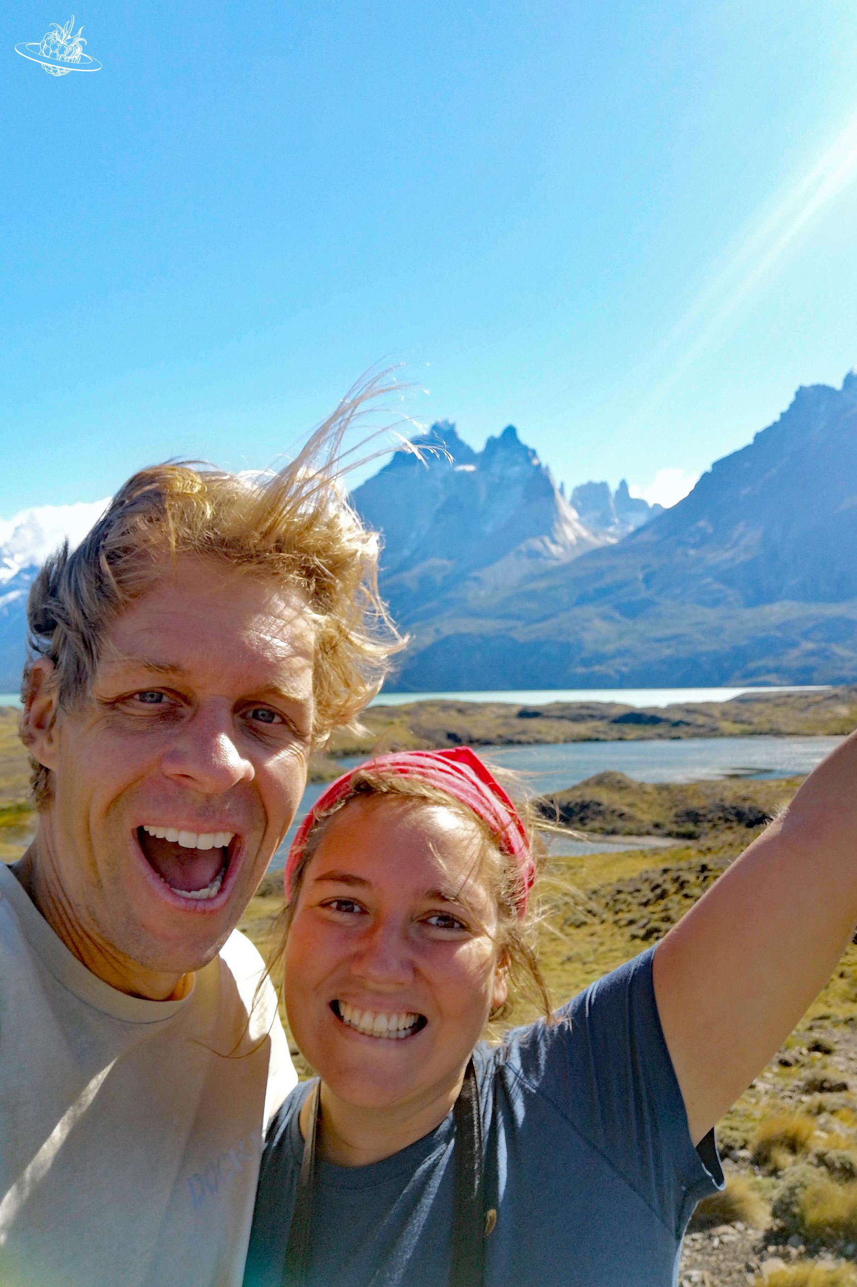 glückliches Paar vor Berggebirge