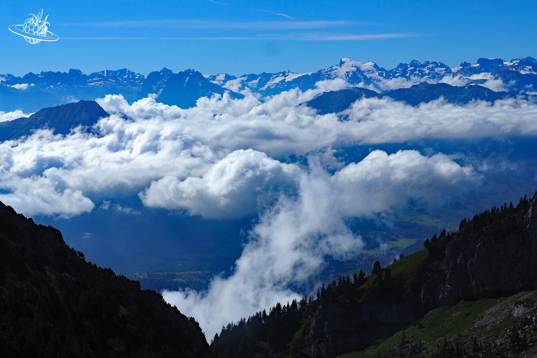 Bergkette mit Wolken