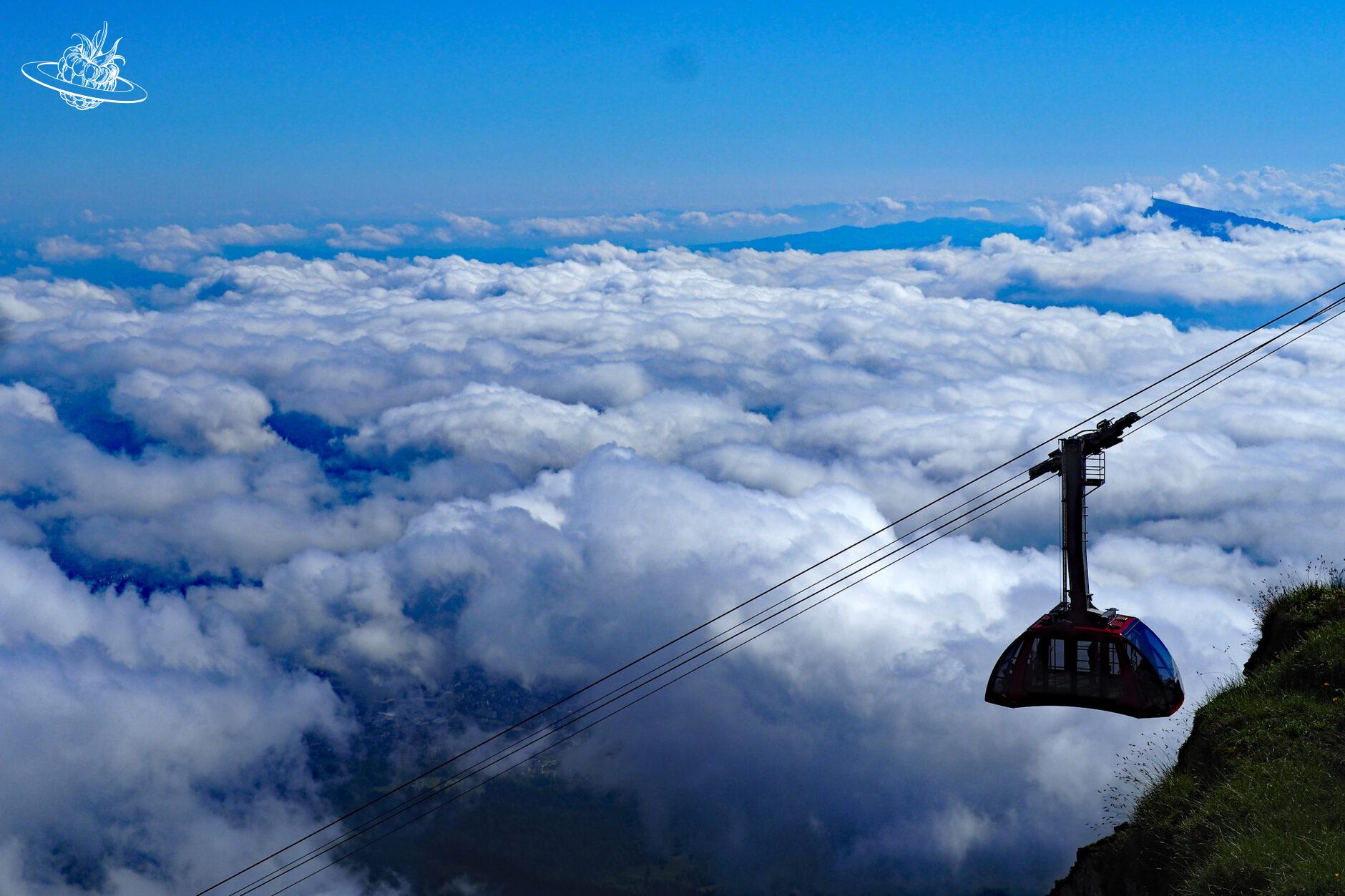 Seilbahn über dem Wolkenmeer