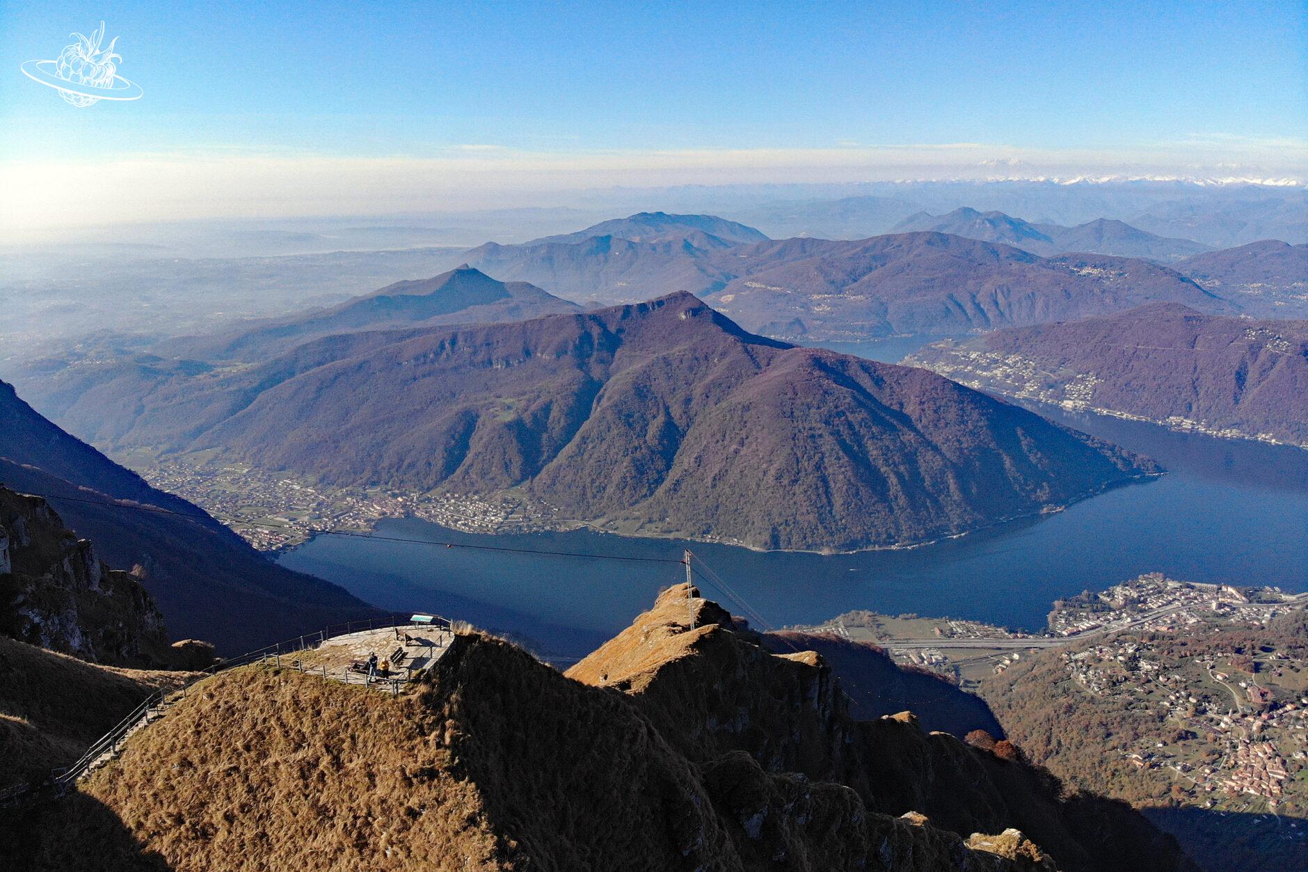 Aussicht auf Berge, Horizont und See