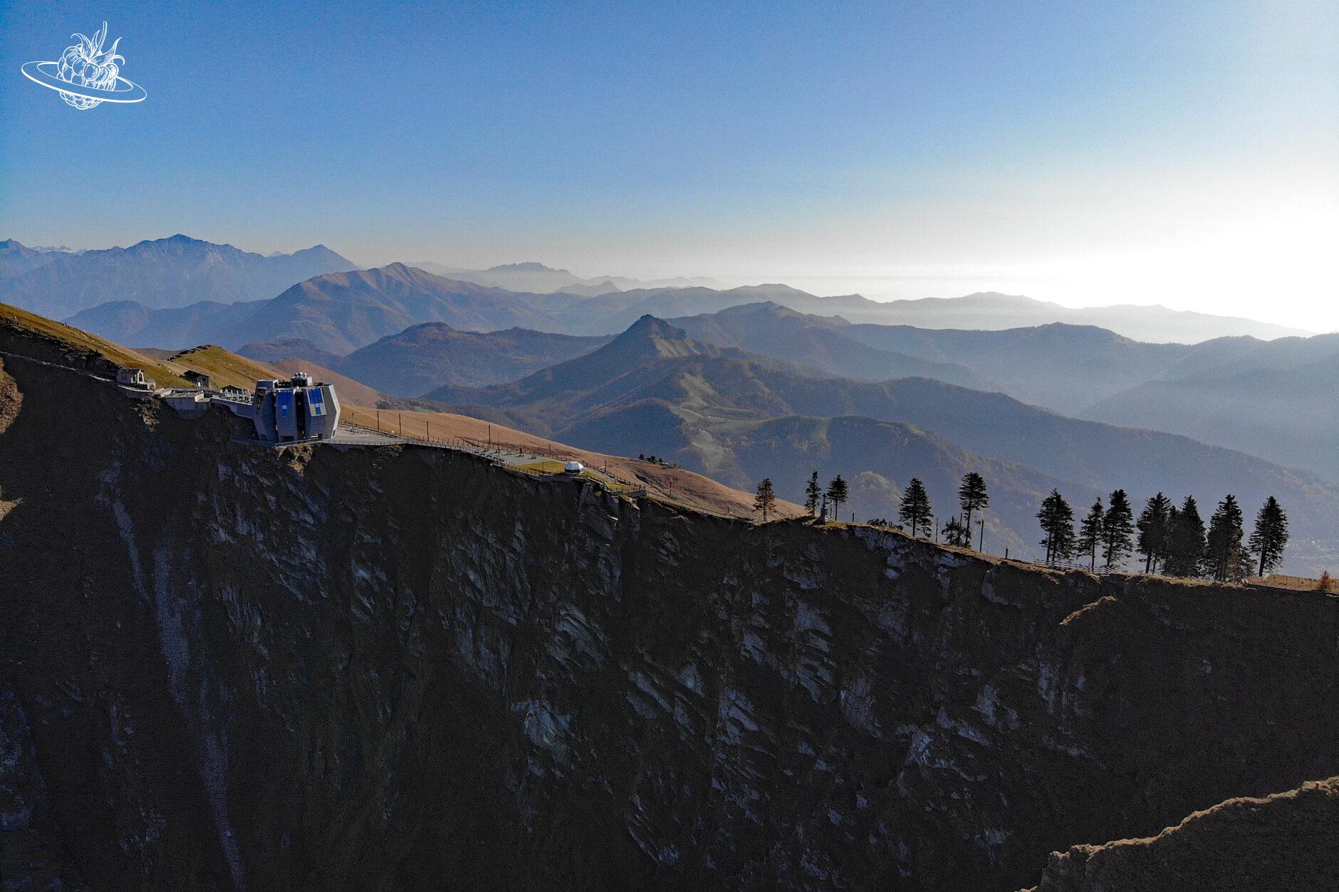Aussicht auf das berühmte Restaurant vom Monte Generoso und Bergwelt