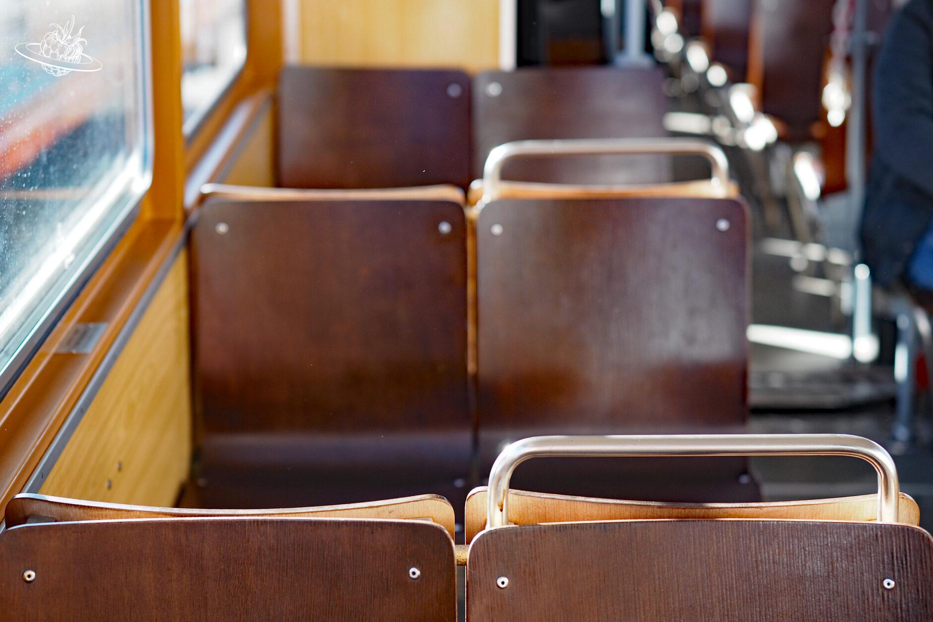 Sitzbänke in der Bergeisenbahn