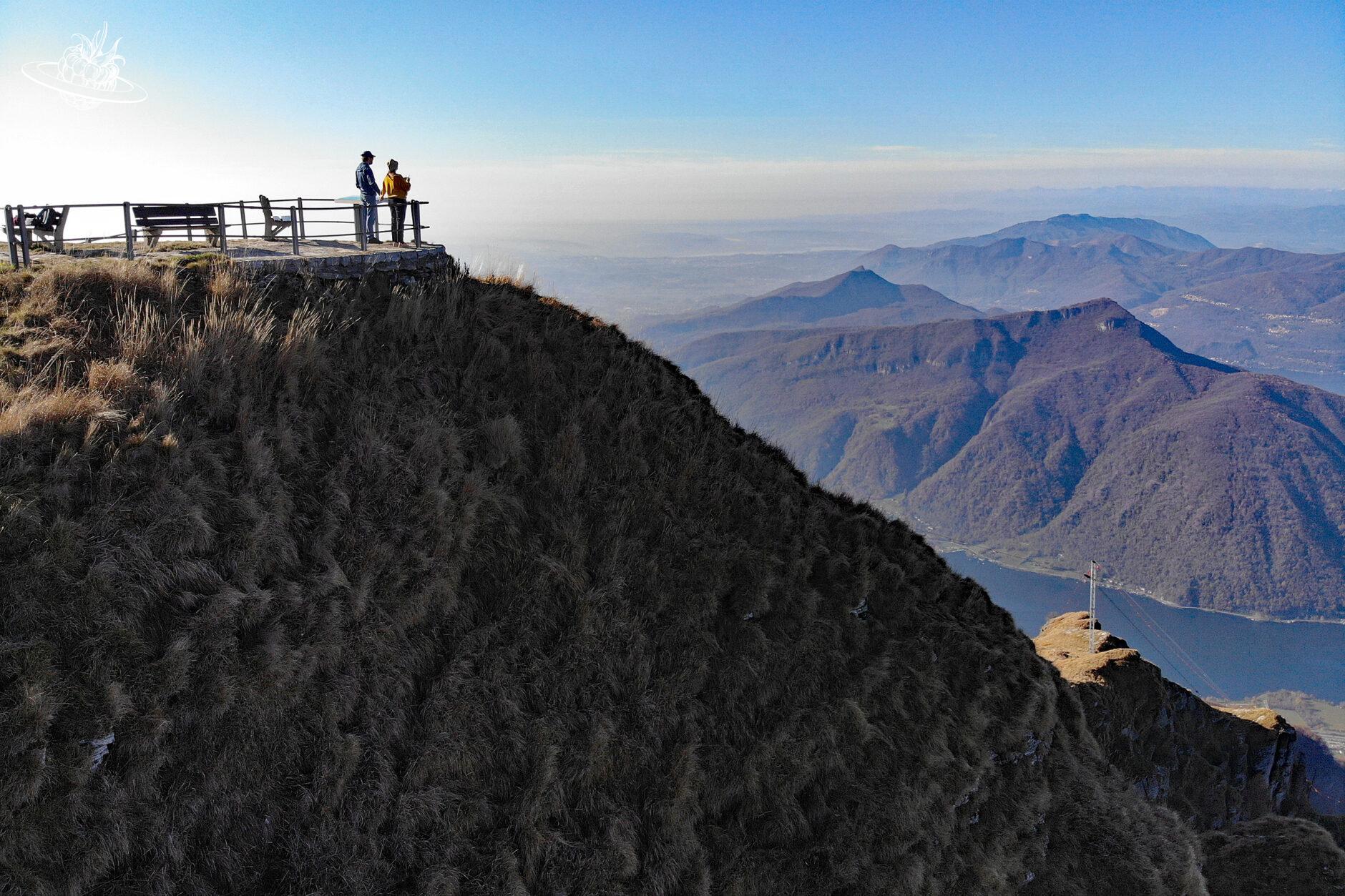 Paar, welches auf Bergkette schaut