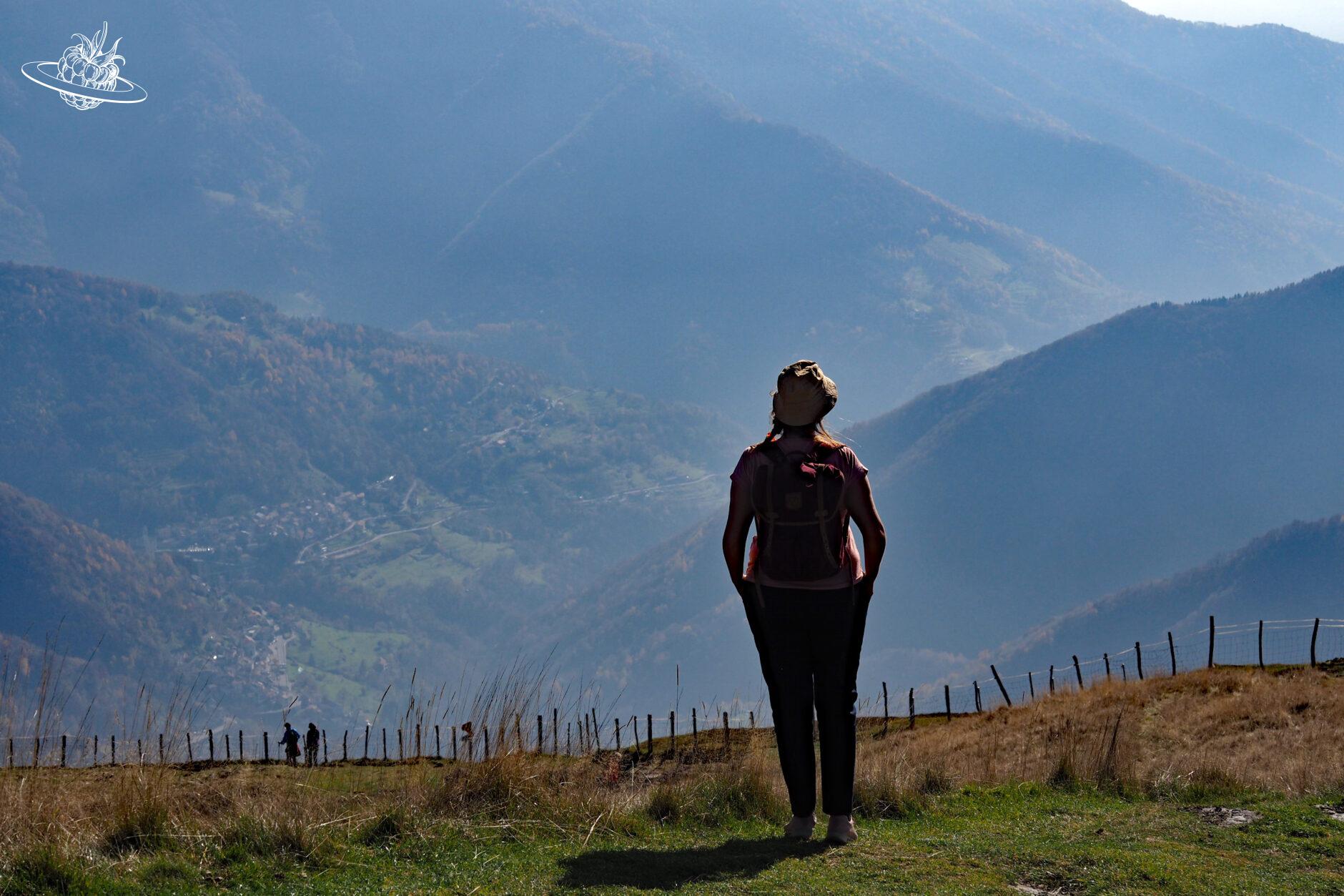 Frau schaut sich die Aussicht an