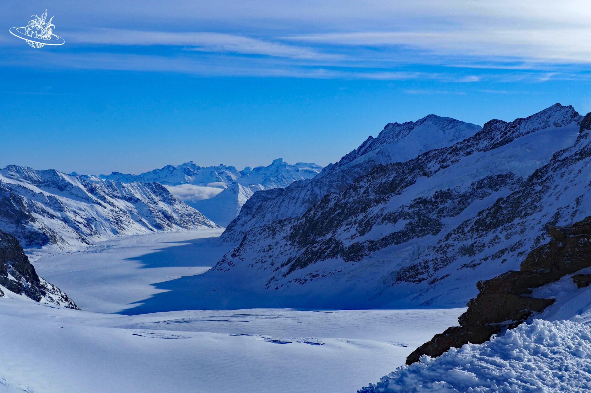 Verschneiter Gletscher in der Bergwelt