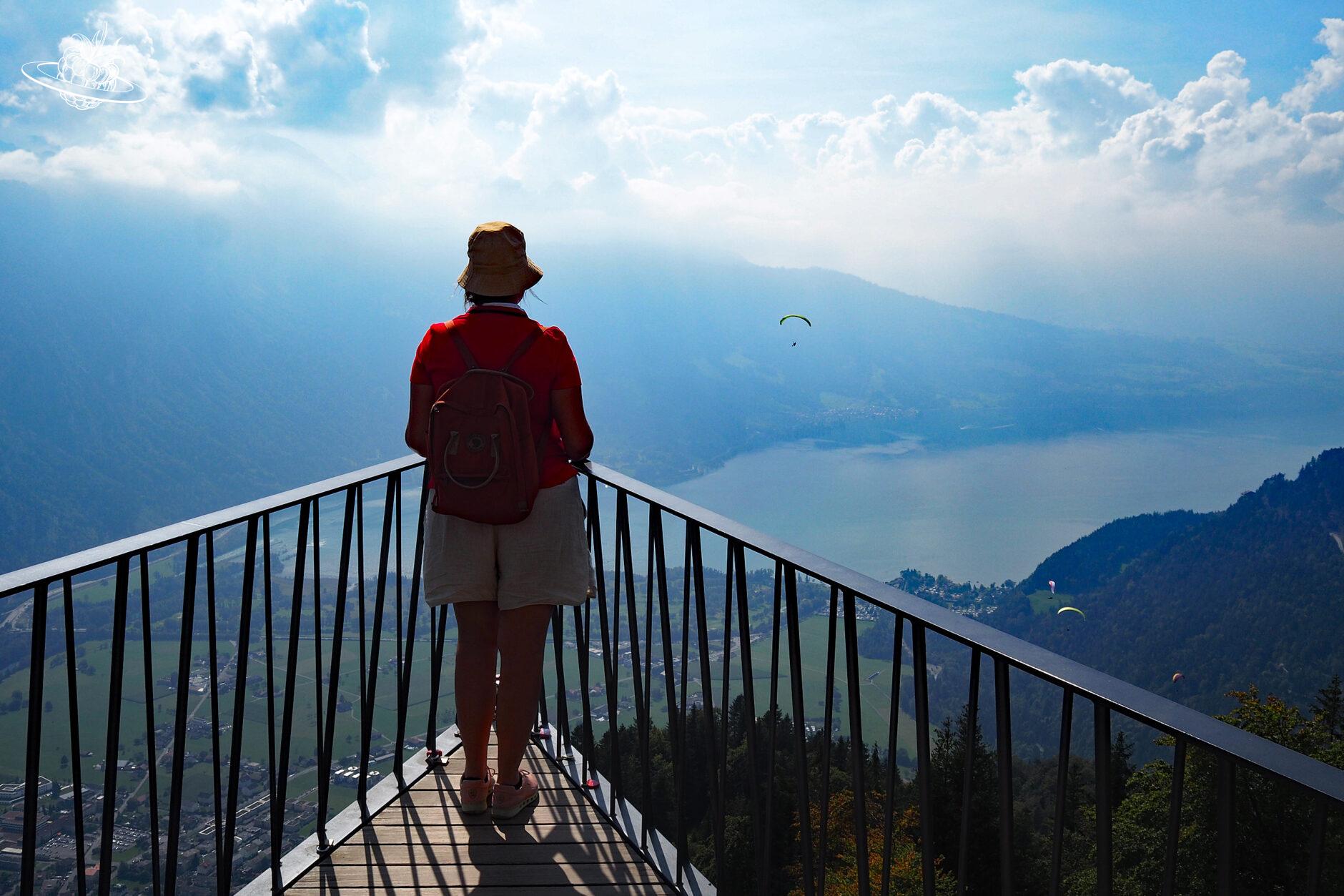 Frau blickt auf See von Aussichtsplattform