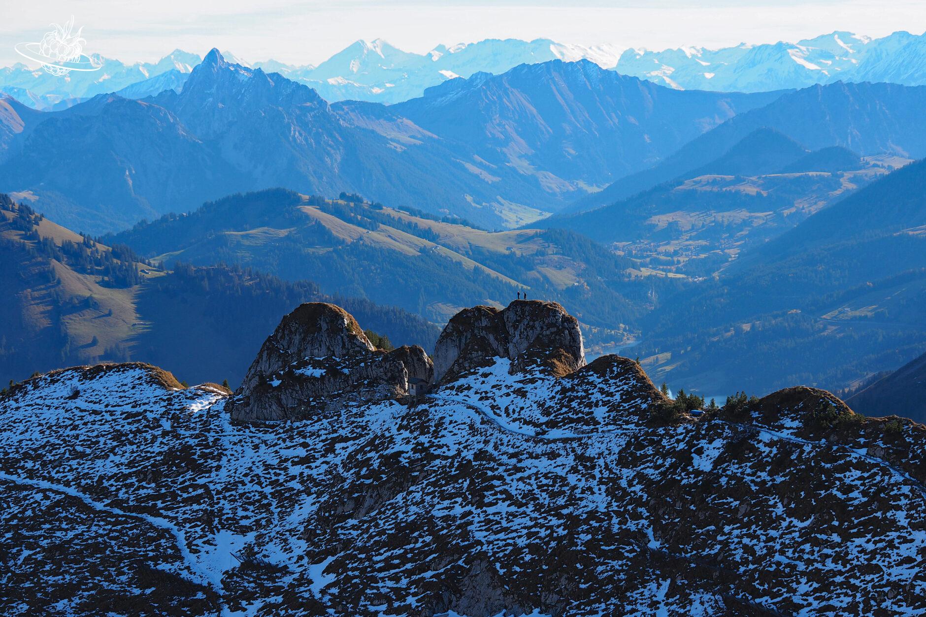 zwei menschen stehen auf einem berg