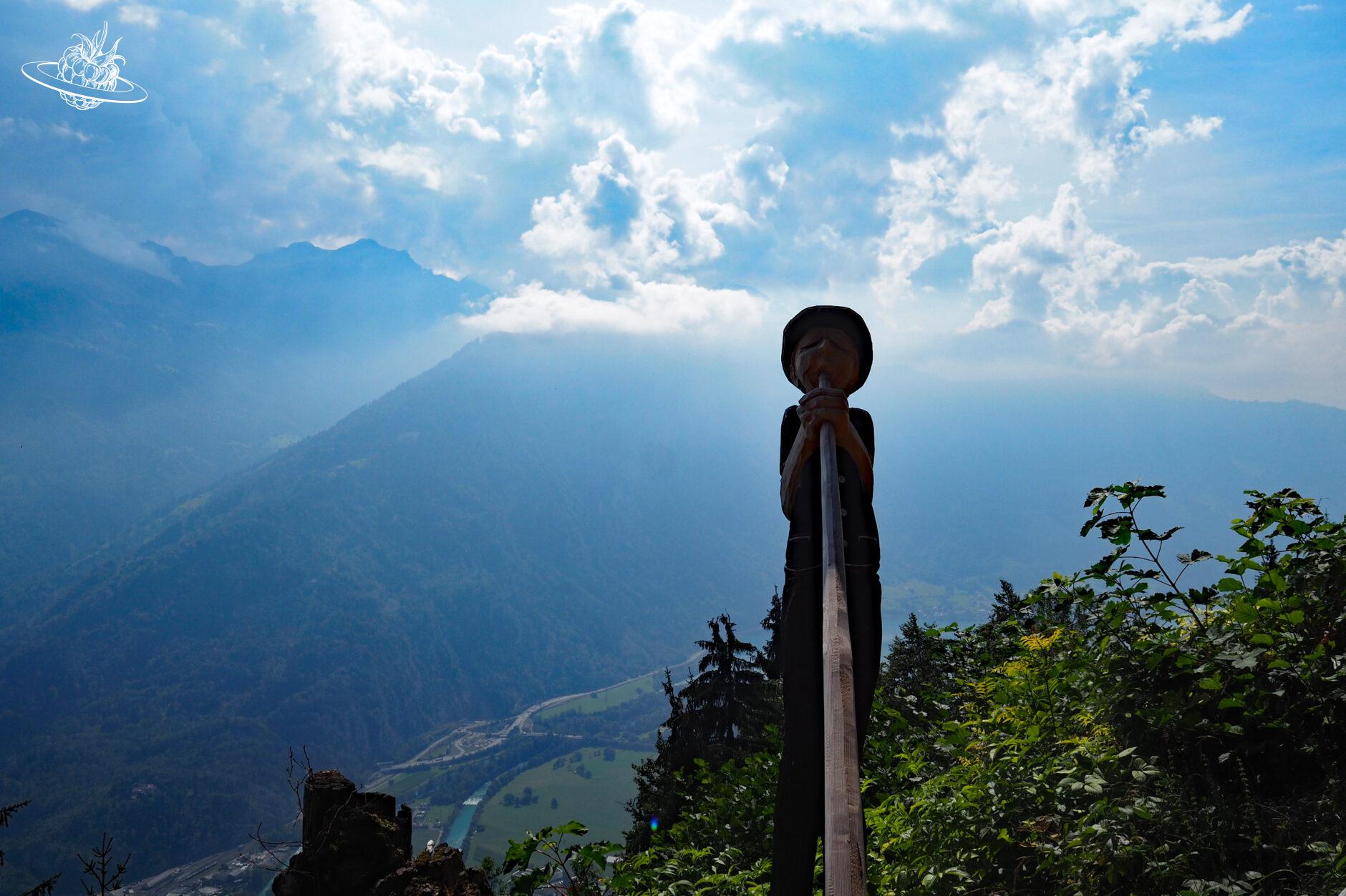 Holzfigur mit schöner Aussicht