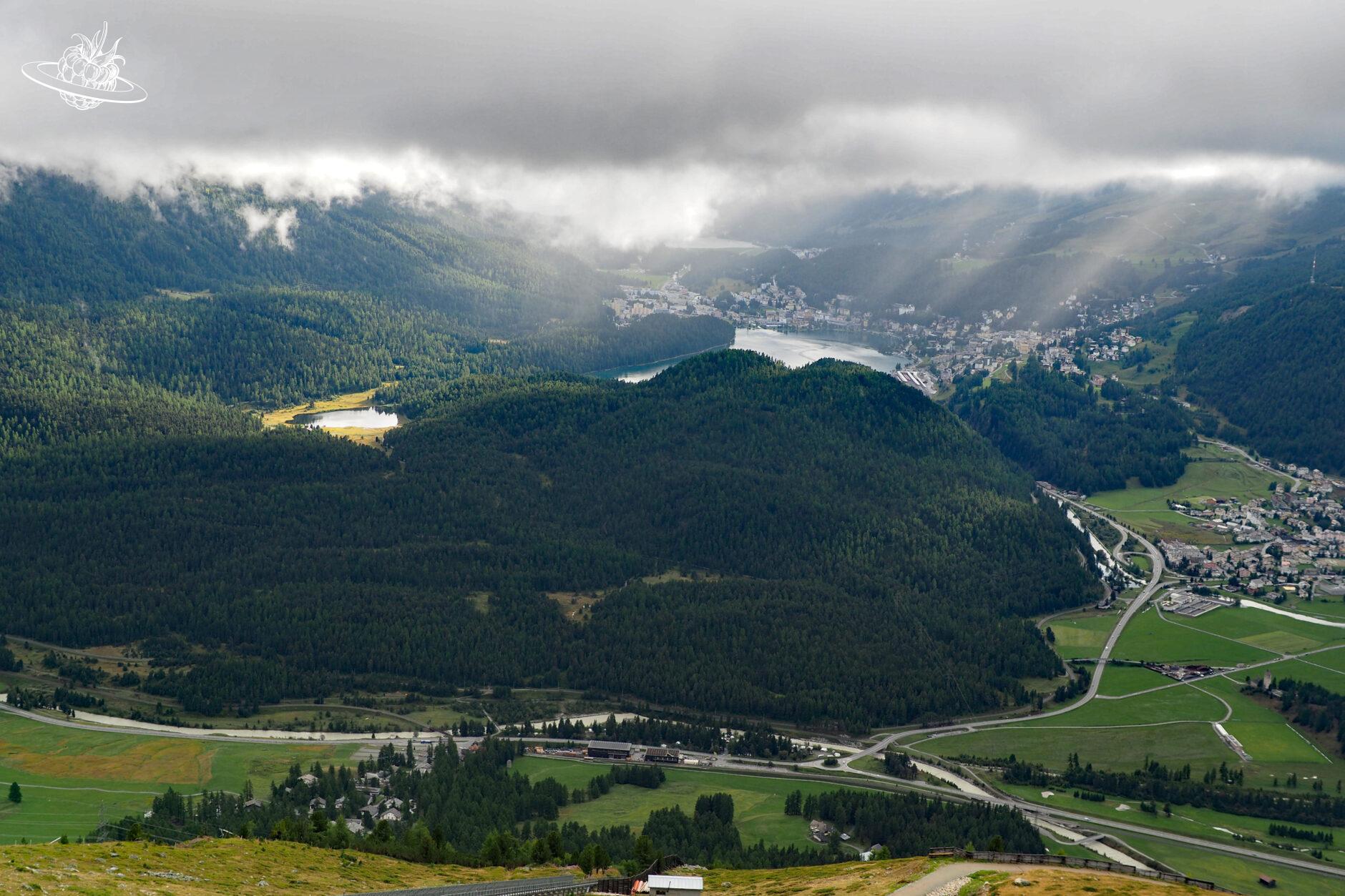 Sonnenstrahlen, die durch die Wolken strahlen