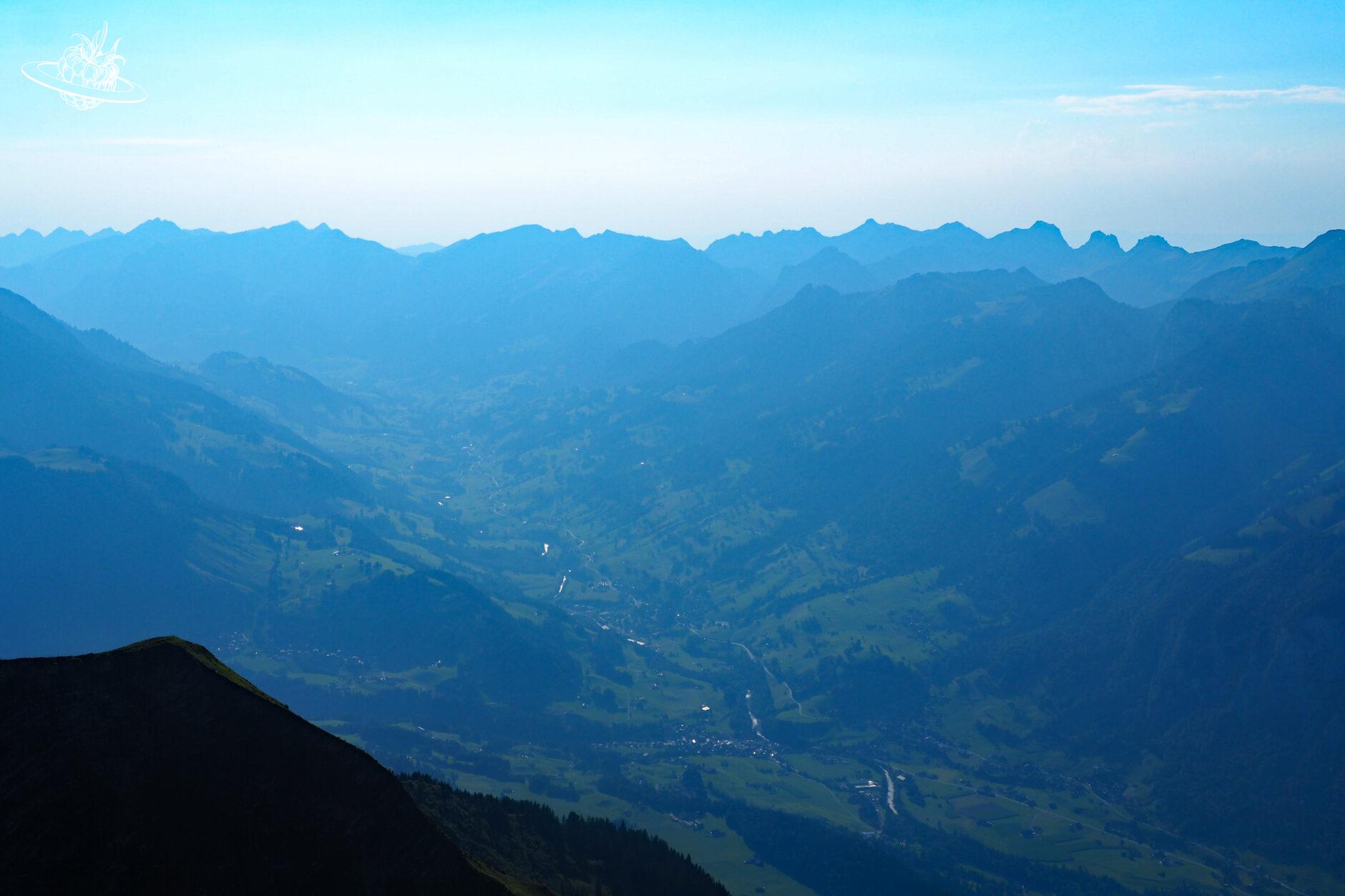 Blick ins Tal umgeben von Bergen