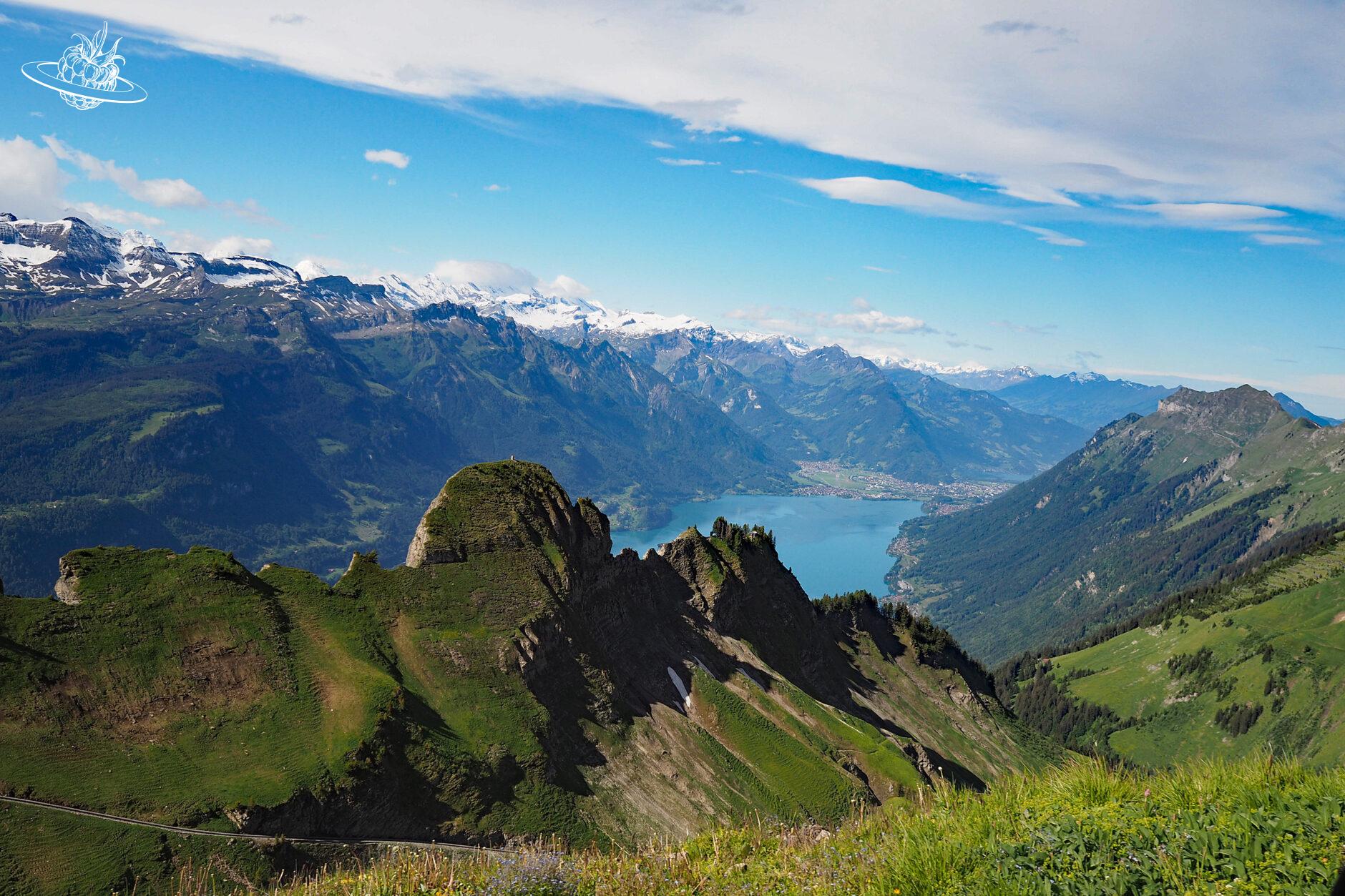 Berge, See und eine Bergkette, die teilweise noch mit Schnee belegt ist