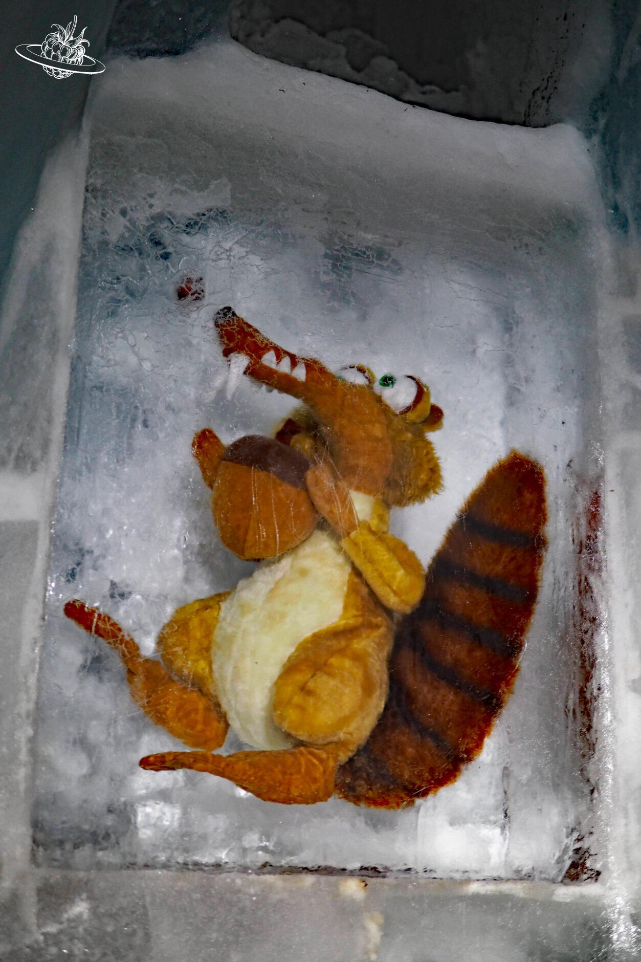scrat von Ice Age gefangen im Eis