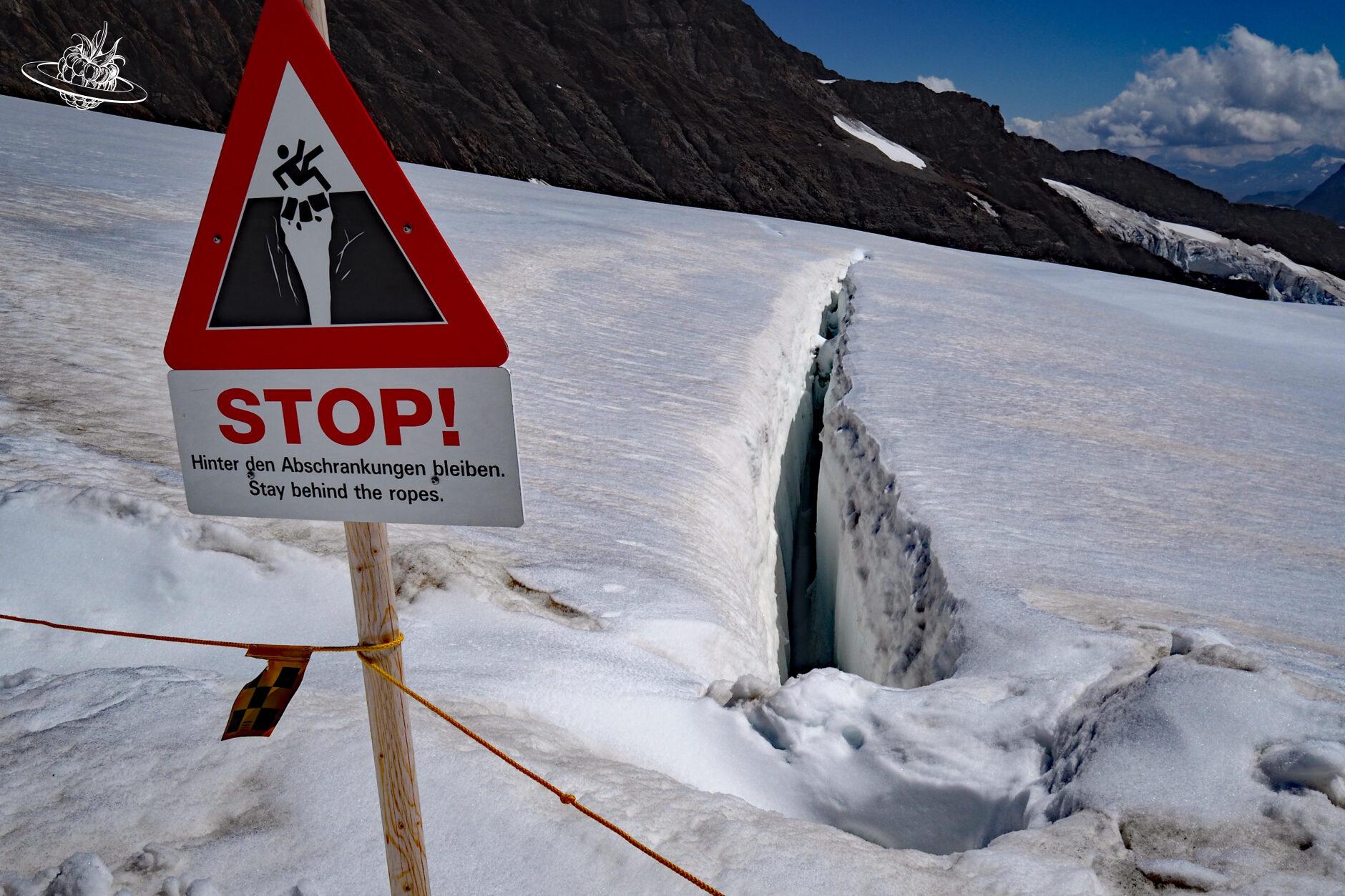 Gletscherspalte in der Eisfläche