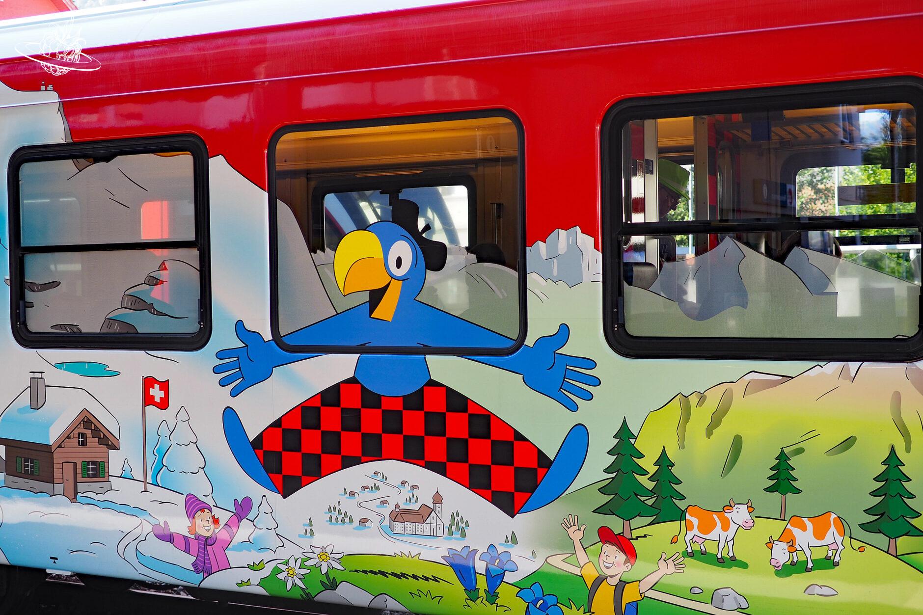 Ein Bahnwagen, welcher mit einer Comic Figur gebrandet ist
