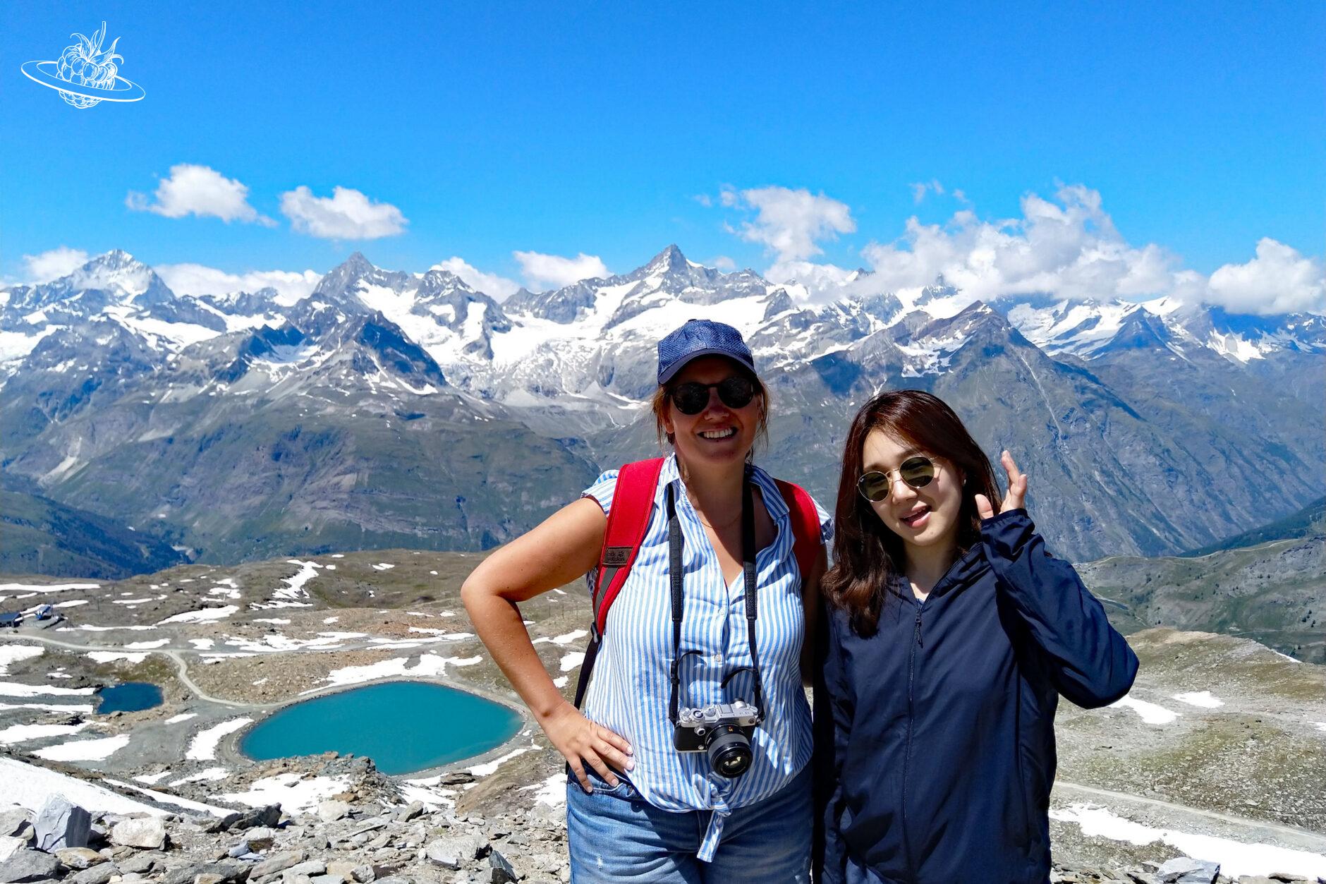 Zwei Frauen vor dem See beim Gornergrat